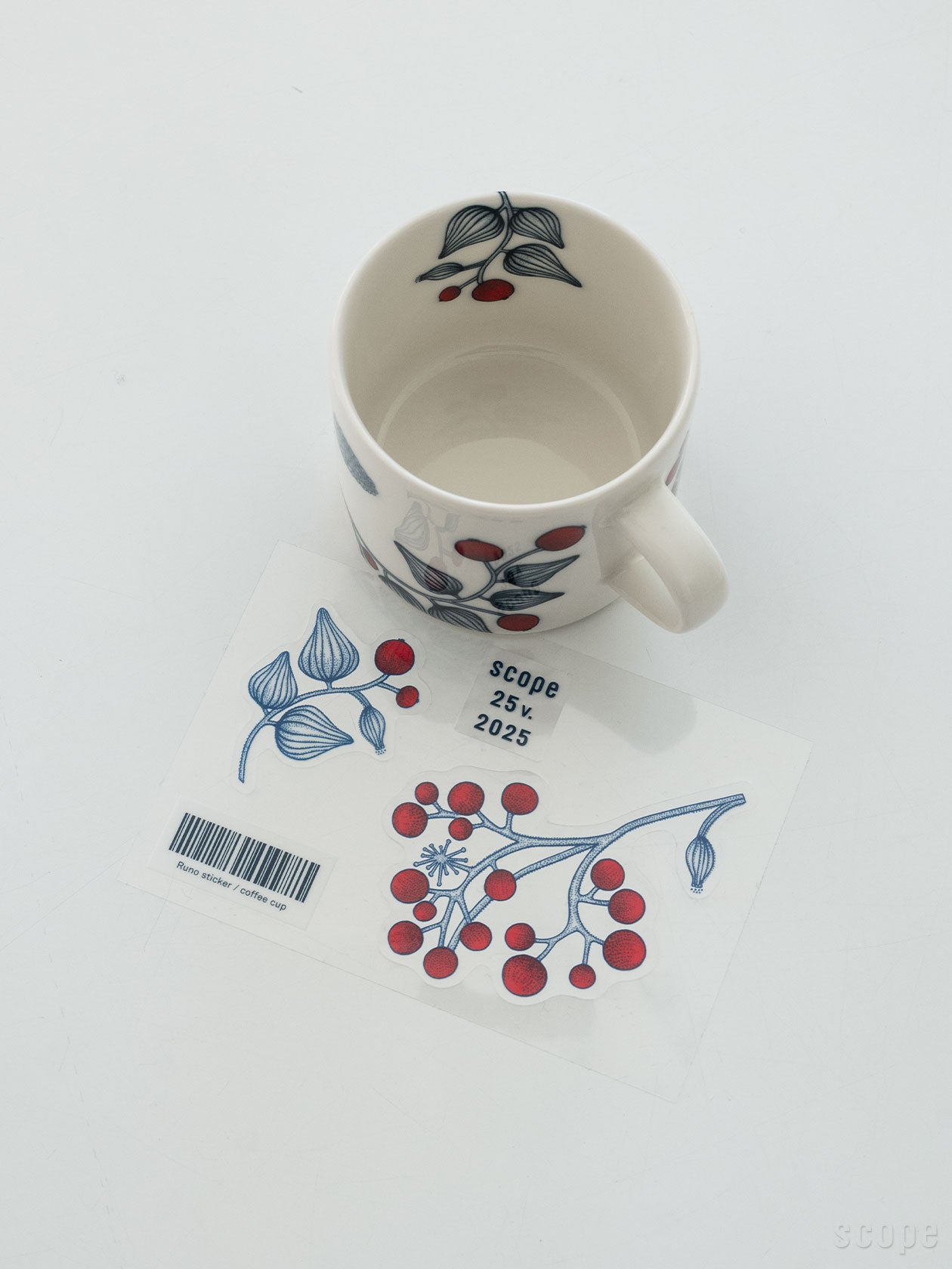 ステッカーとコーヒーカップ