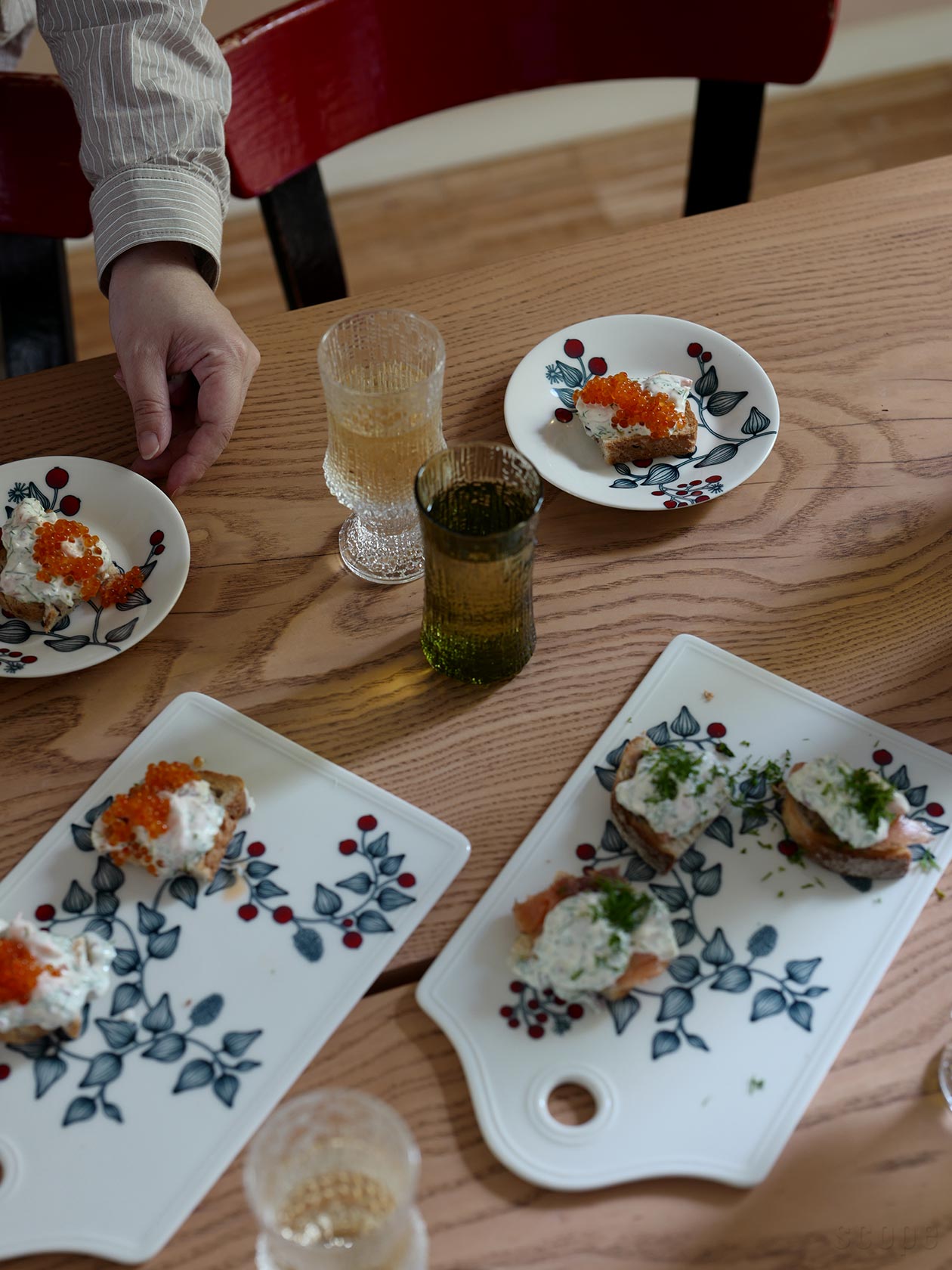 Runo フロストベリーのサービングプラターとプレート14cmを一緒に使う