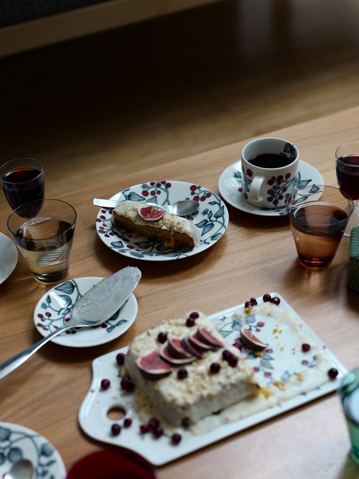 Runo フロストベリー プレート14cmをコーヒータイムに使う