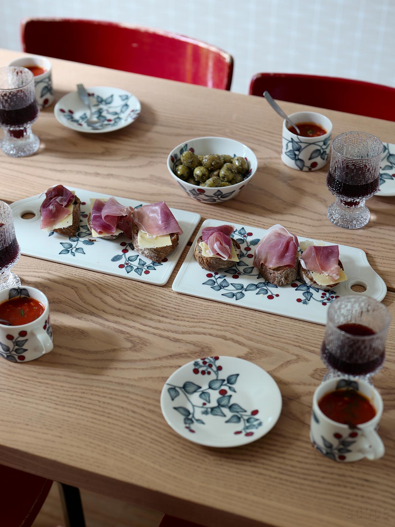 Runo フロストベリー サービングプラターを2枚並べて使うテーブルコーディネート