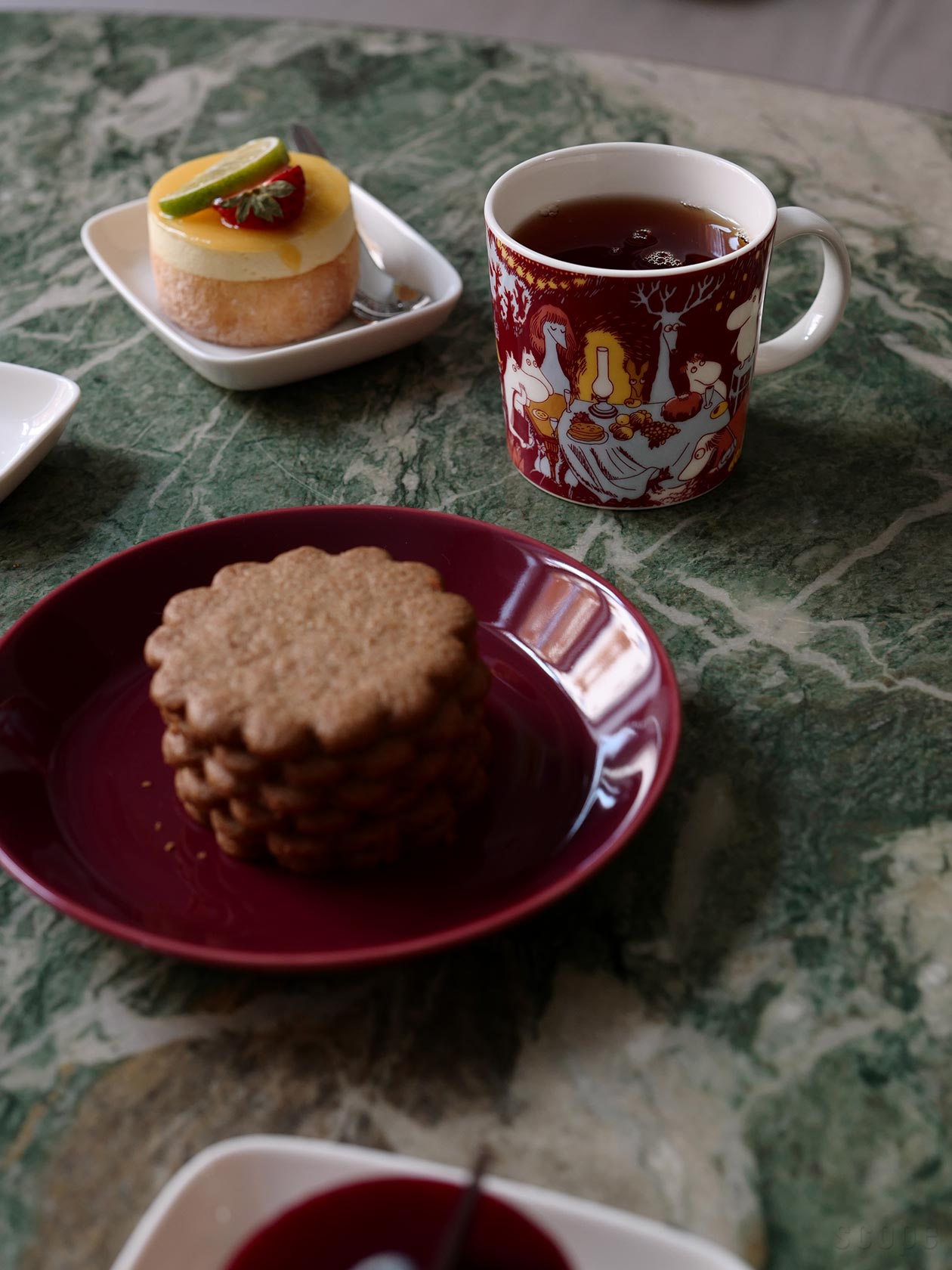 華やかな食卓で使うMoomin マグ 0.3L フェスティブ モーメント｜Arabia（アラビア）