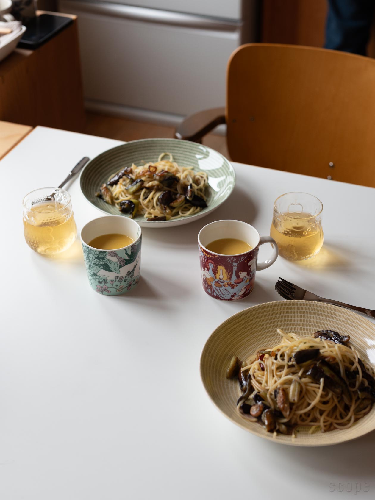 ランチのパスタと一緒に。スープを注いだMoomin マグ 0.3L フェスティブ モーメント｜Arabia（アラビア）