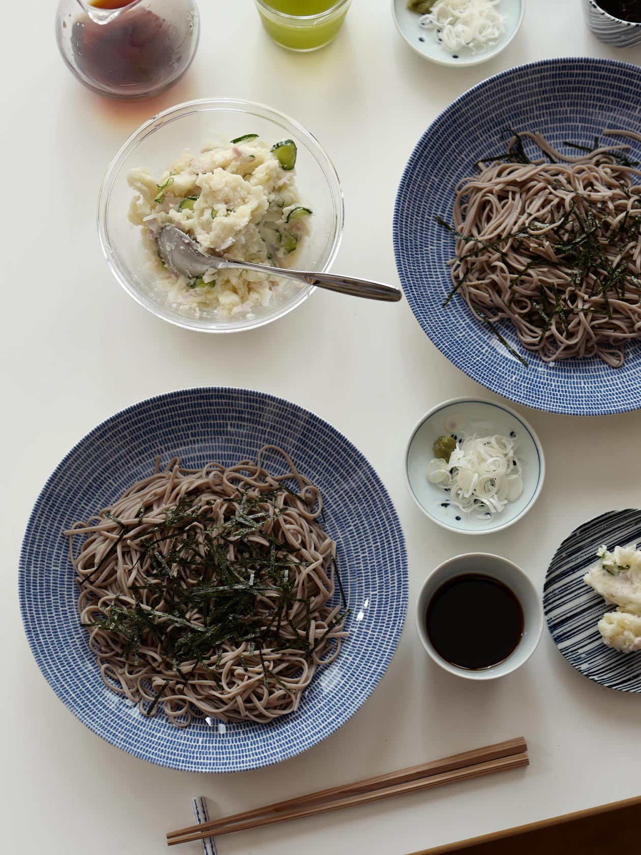 24h Avec ディーププレート24cmに蕎麦を盛り付けたところ