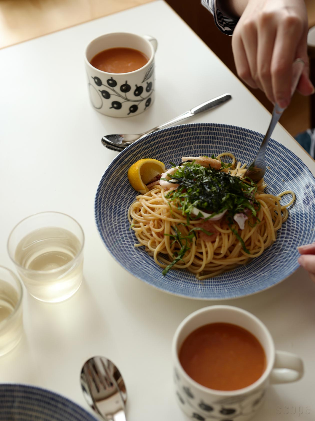 24h Avec ディーププレート24cmに和風パスタを盛り付けたところ。ブルーは特に和風が似合う
