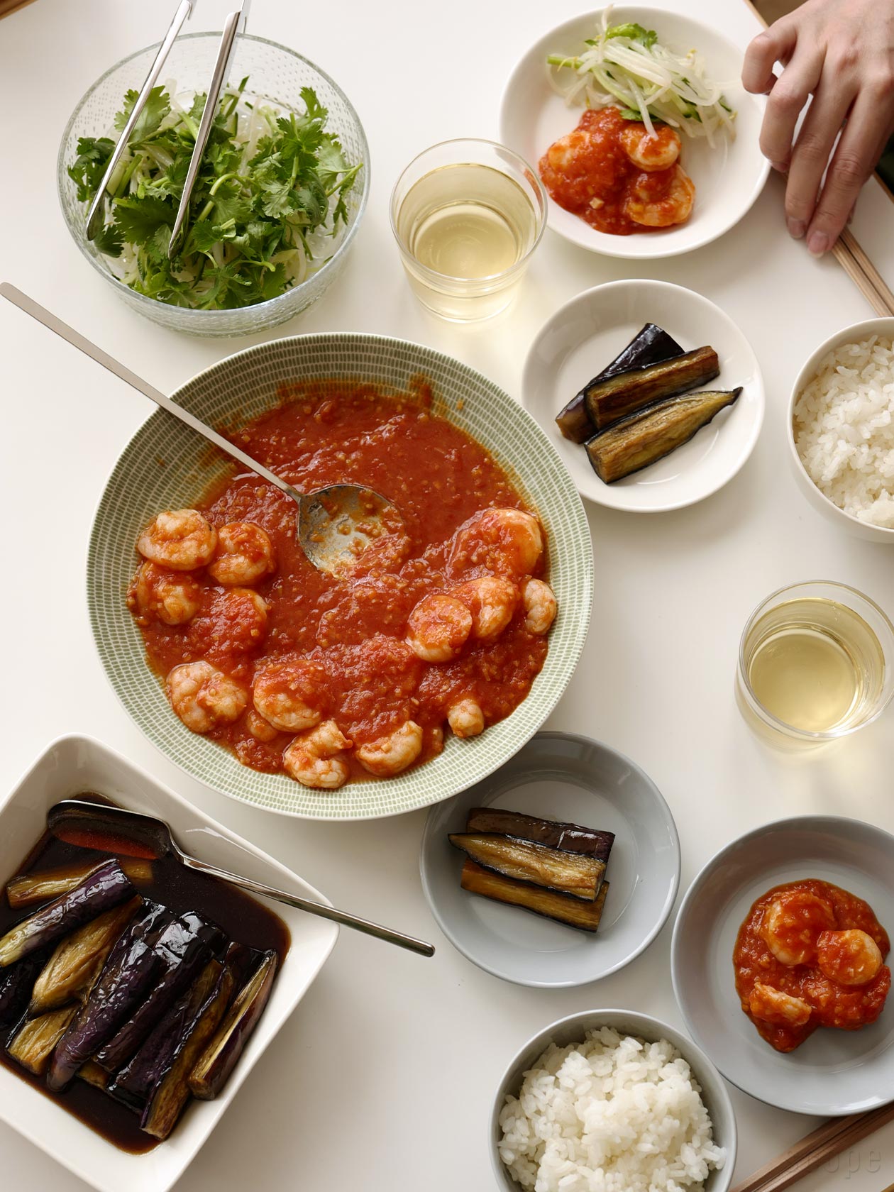 24h Avec ディーププレート24cmにエビチリを盛り付けたところ。取り分ける料理用としても大活躍