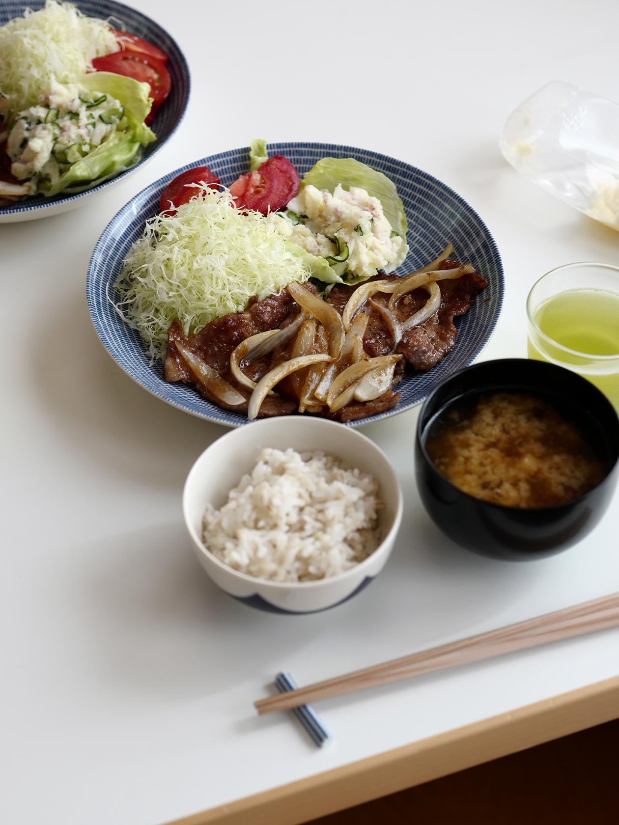 24h Avec ディーププレート24cmに生姜焼きとキャベツを盛り付けたところ。お茶碗やお椀とも相性がよい