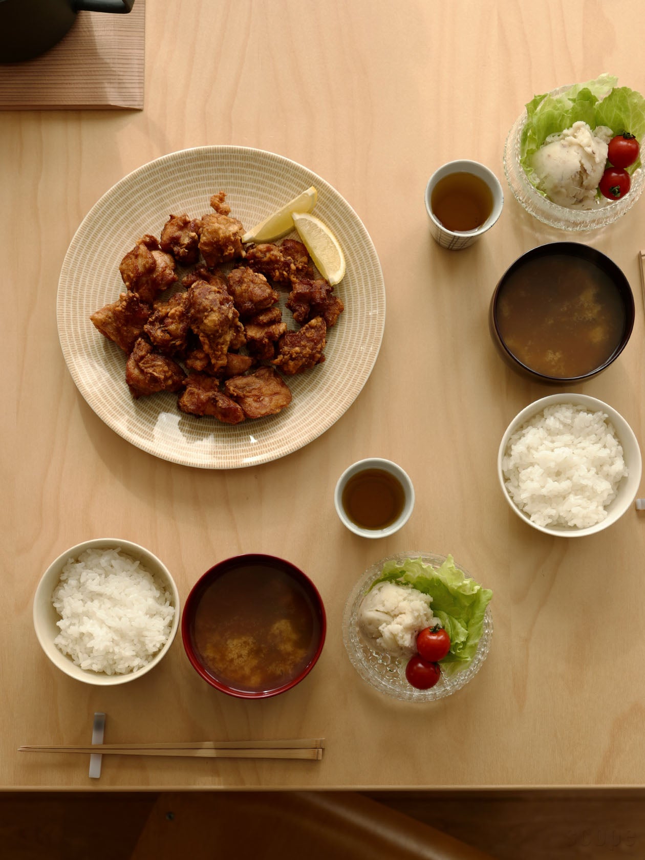 唐揚げを盛り付けた24h Avec プレート26cm