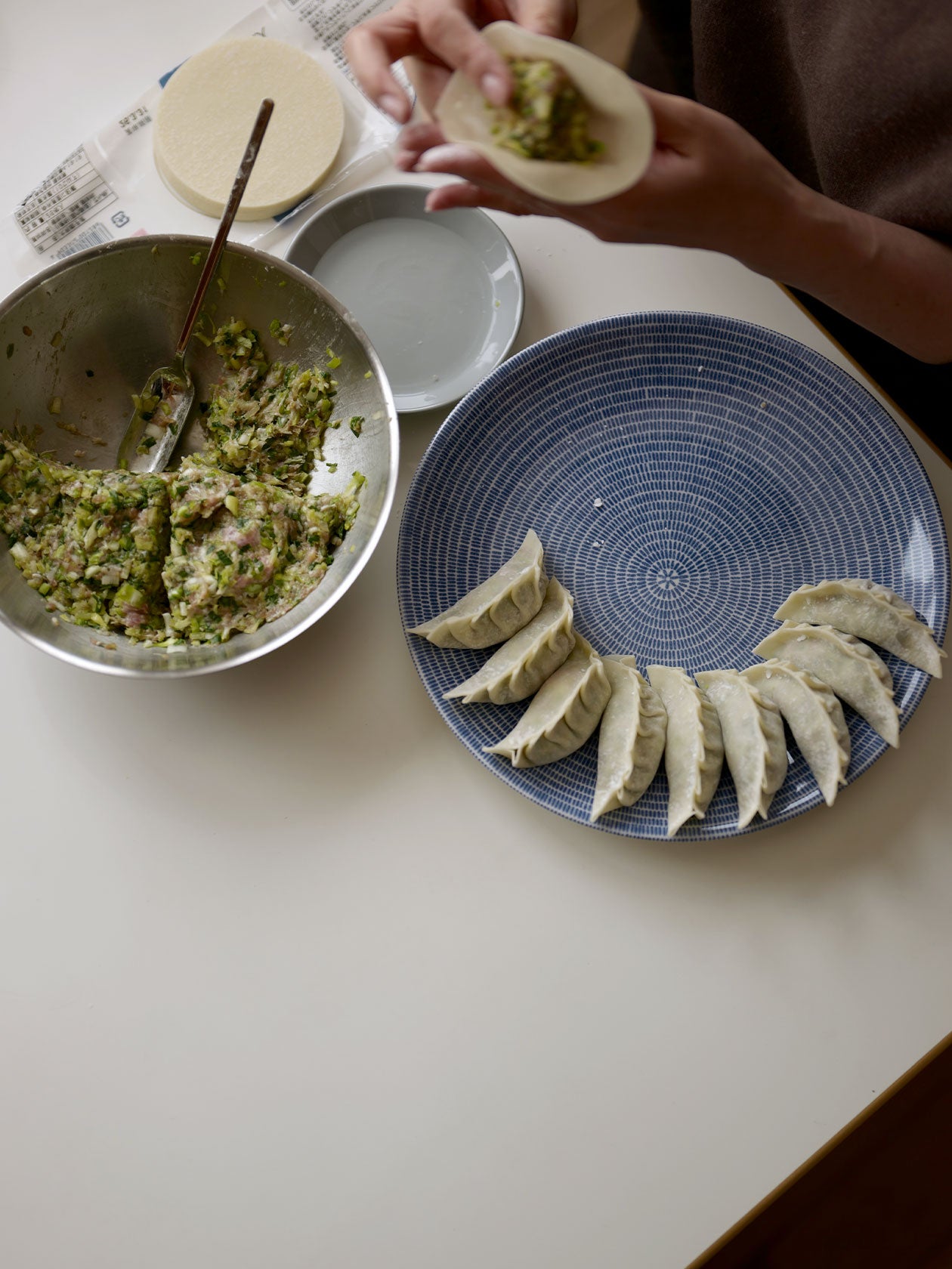 24h Avec プレート26cmに包んだ餃子を並べているところ