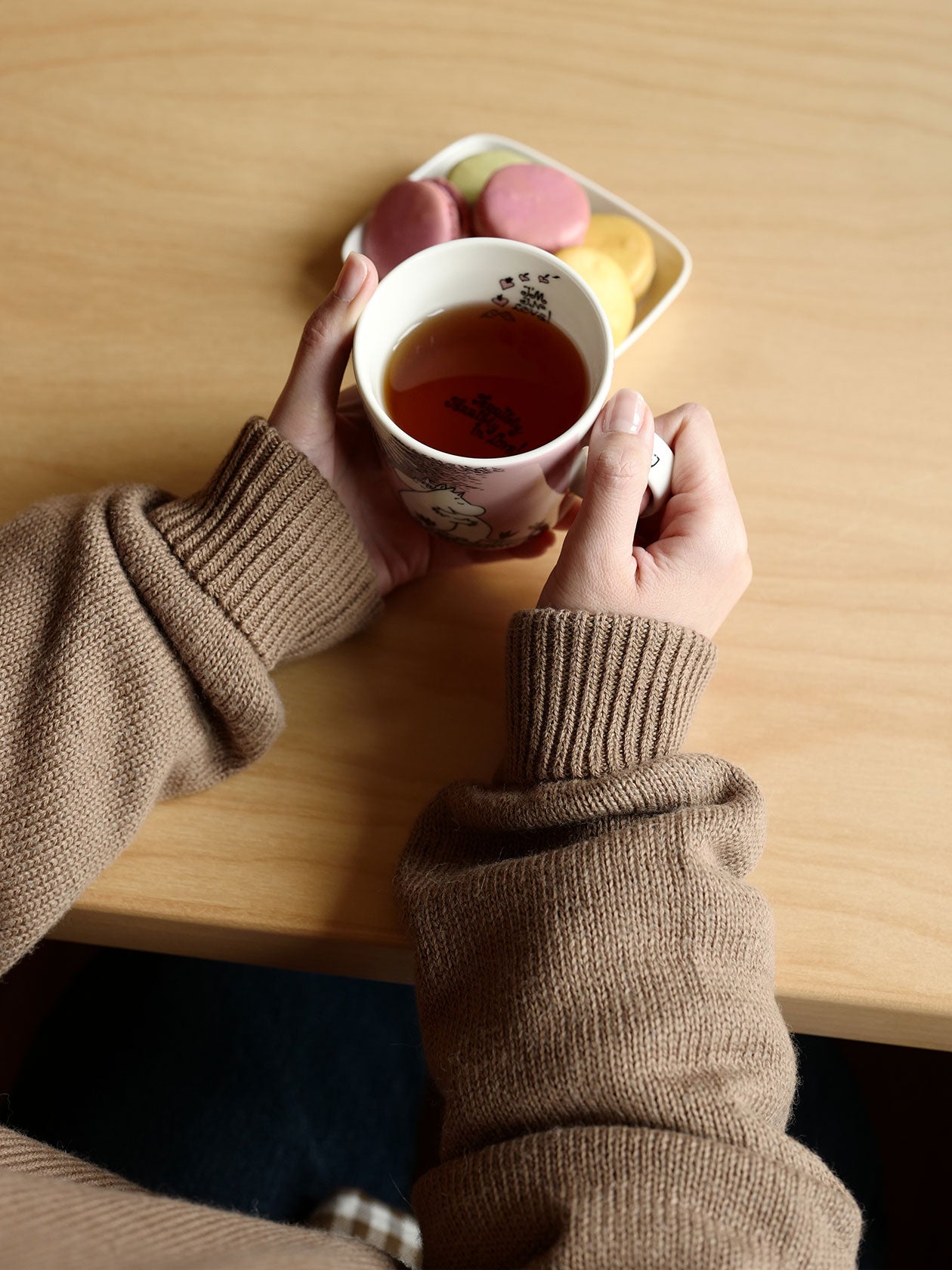 手に持ったマグ