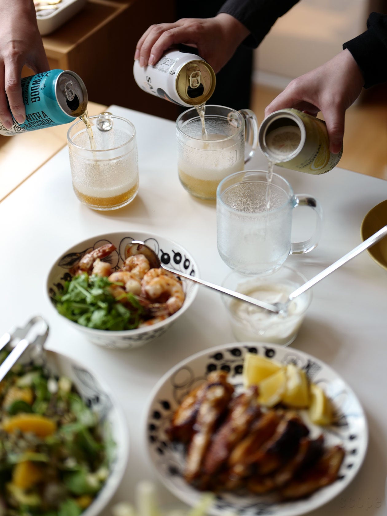 350ml缶のビールと酎ハイをKrouvi ビアグラス 330mlに注いでいる写真