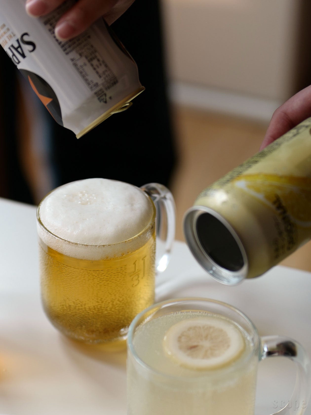 350ml缶ビールを泡を抑えながらKrouvi ビアグラス 330mlに注ぎきった写真