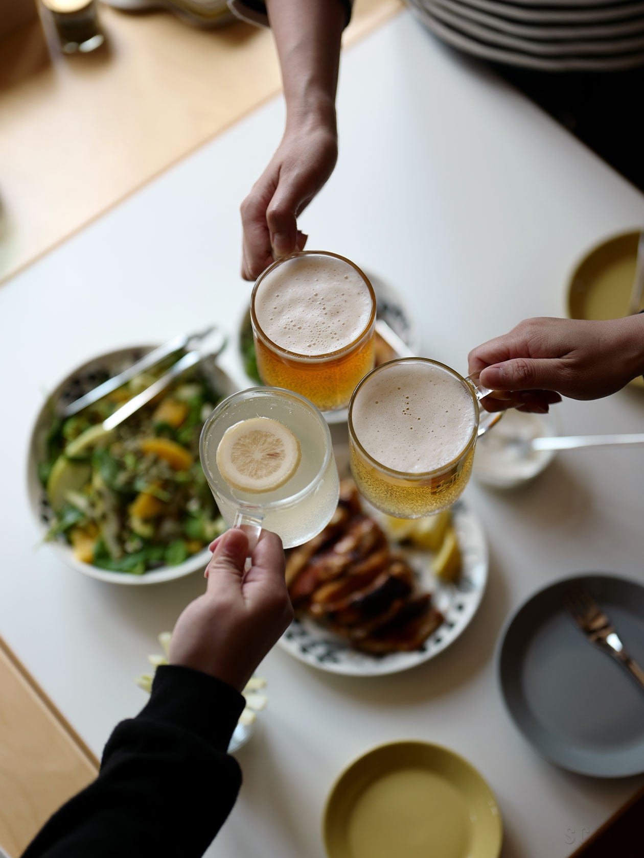 ビール、酎ハイをKrouvi ビアグラス 330ml クリアに注いで乾杯している写真