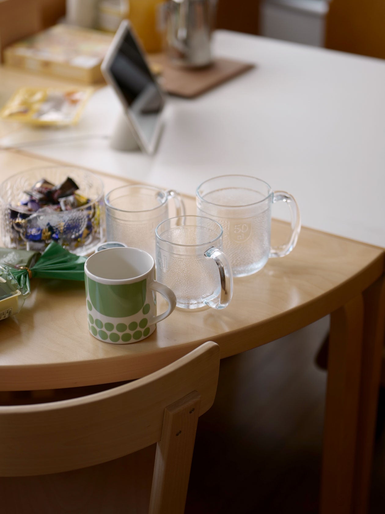 Krouvi ビアグラス 330ml、Krouvi ビアグラス 500ml、Sunnuntai マグ 0.35Lを並べたサイズ比較写真