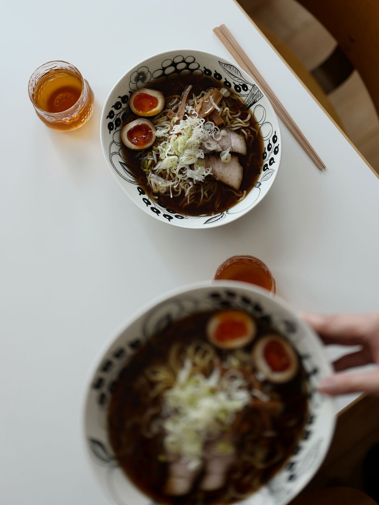 Paratiisiオーバルボウル23cm ブラックにラーメンを盛り付けたところ