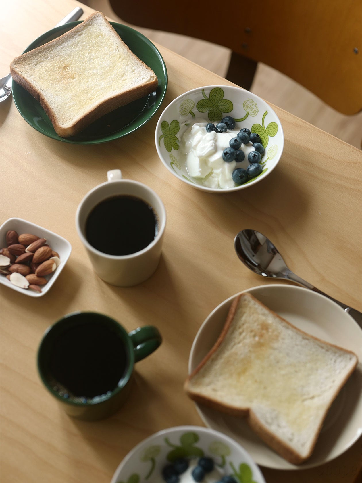 Teemaプレート17cmにトースト、Apilaボウル13cmにヨーグルト、Teemaマグにコーヒーの朝食