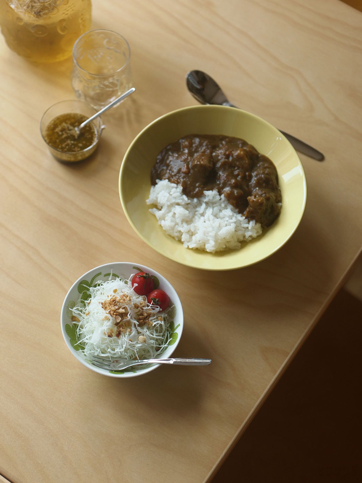 Teemaディーププレート21cmにカレー、Apilaボウル13cmにサラダ、グラスにFruttaタンブラー
