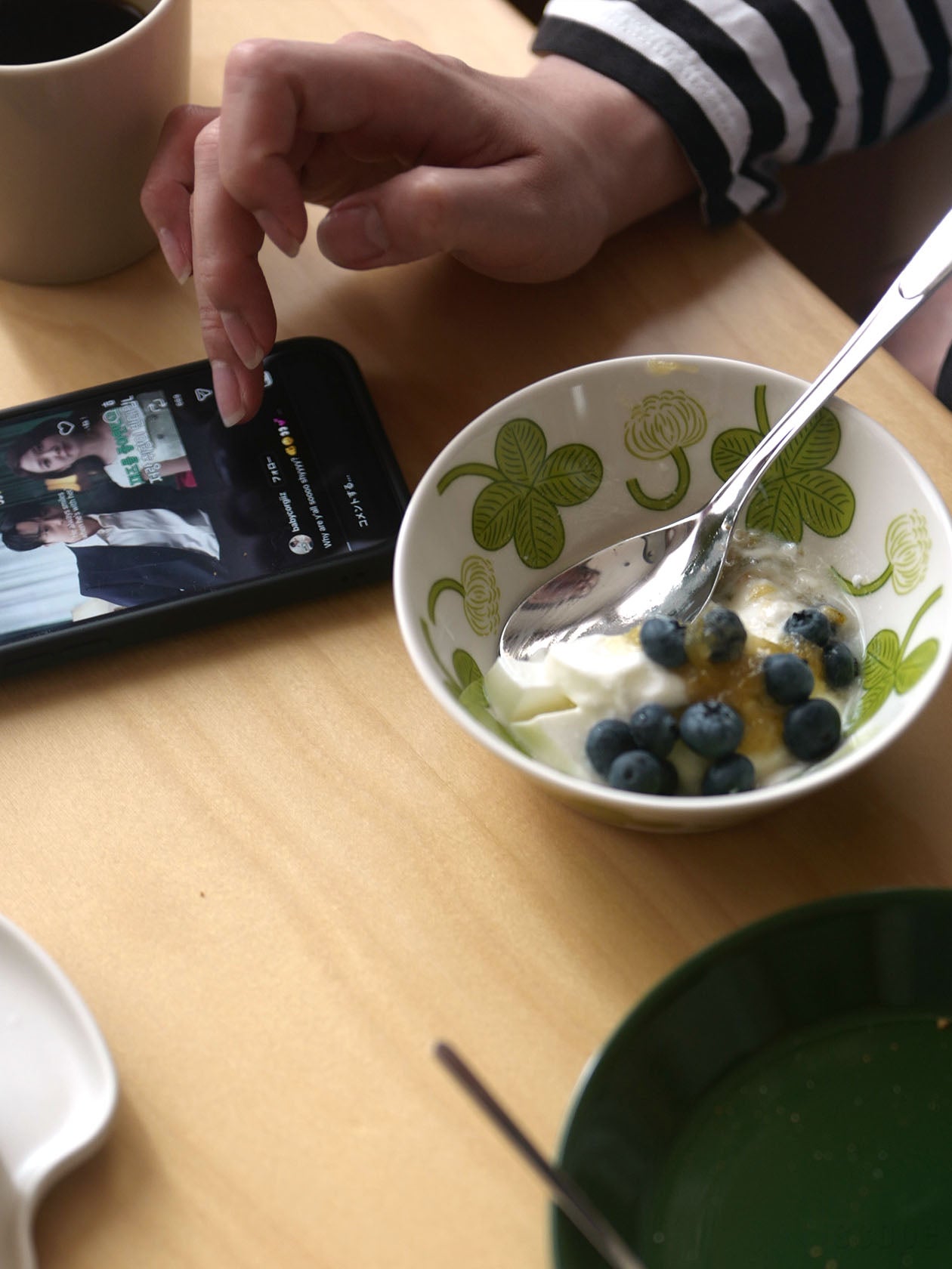Apilaボウル13cmでヨーグルトを食べながらインスタをみているところ