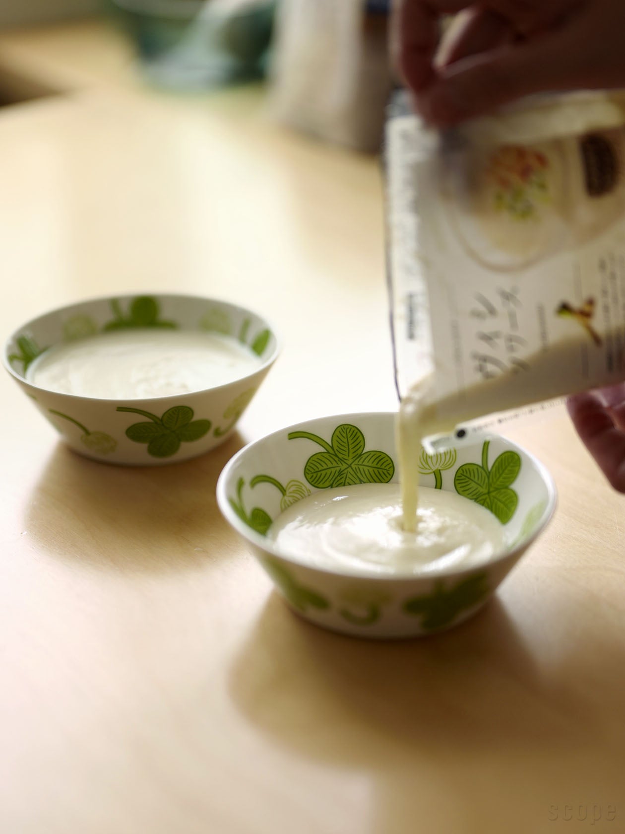 Soup Stock TokyoのヴィシソワーズをApilaボウル13cmに注いでいるところ。1パック180gだと少し多いけれど収まる