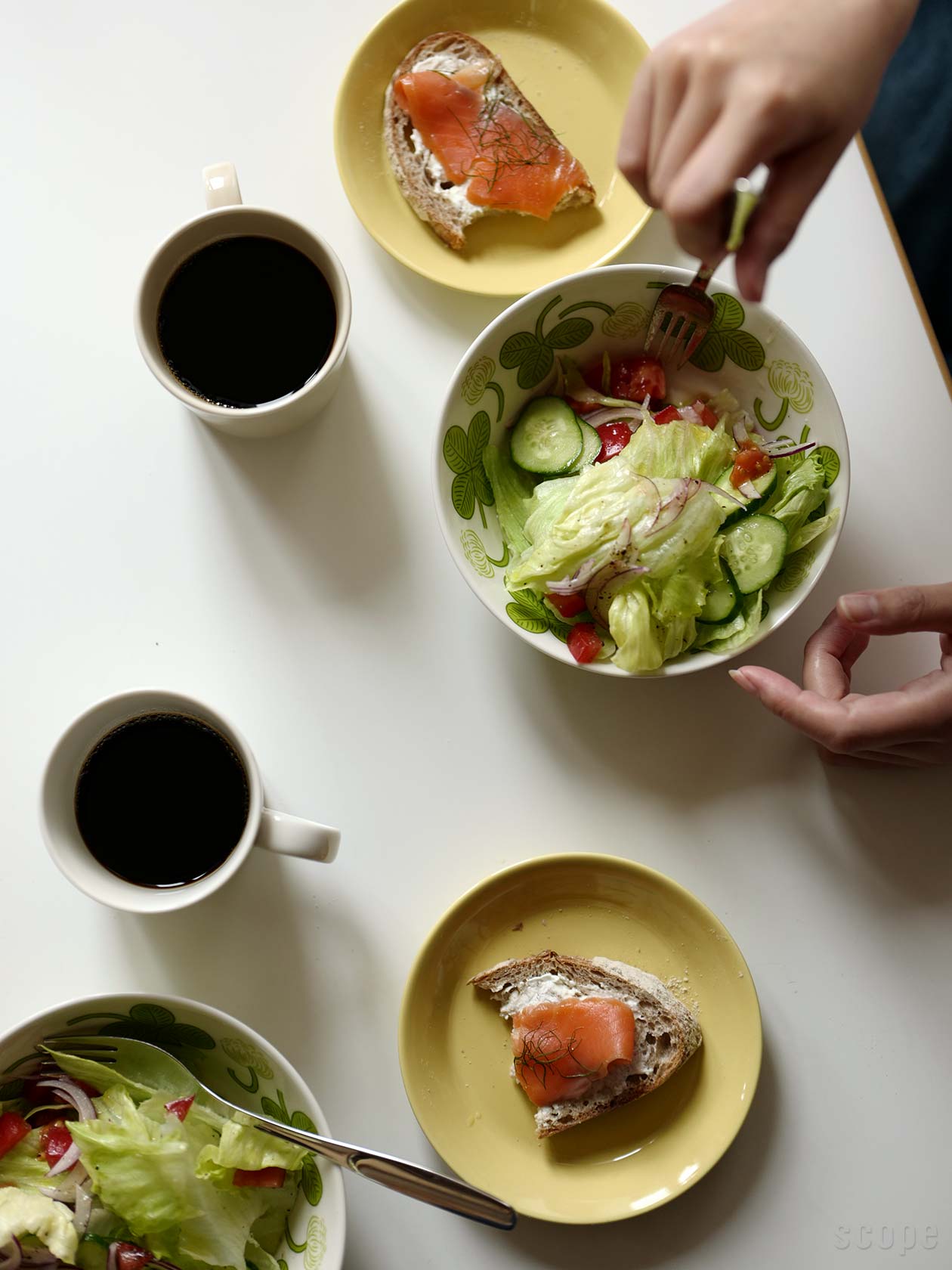 Apilaボウル17cmにサラダ、パン皿にTeemaプレート15cm、コーヒーはTeemaマグの朝食。ティーマのイエローとリネンを組み合わせても雰囲気よくまとまる