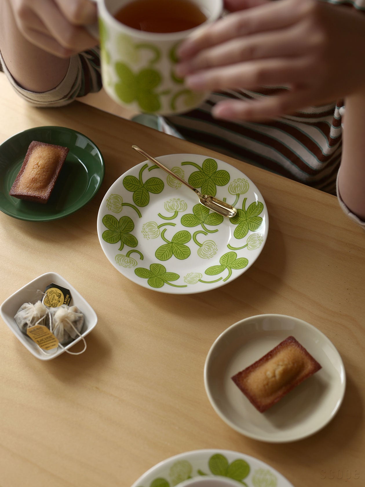 Apilaティーカップとプレート16.5cmをセットにしてカップ＆ソーサー、Teemaプレート15cmを菓子皿にしたティータイム