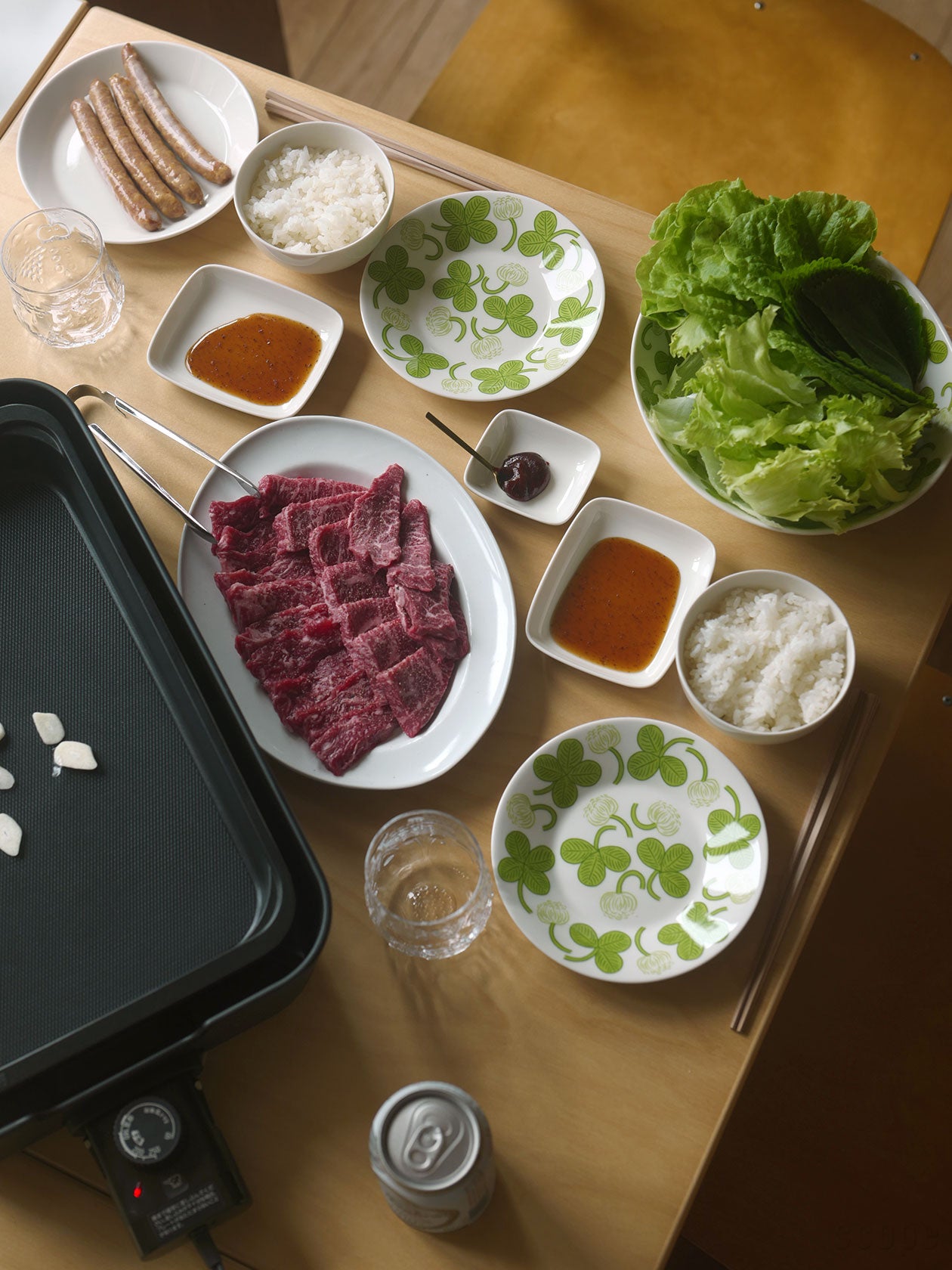 Apilaプレート16.5cmを使った焼肉。オーバルボウル23cmにサンチュやゴマの葉、タレはフィンプレート、ご飯はアズ茶碗。肉は東屋のオーバルプレートに盛り付けている。