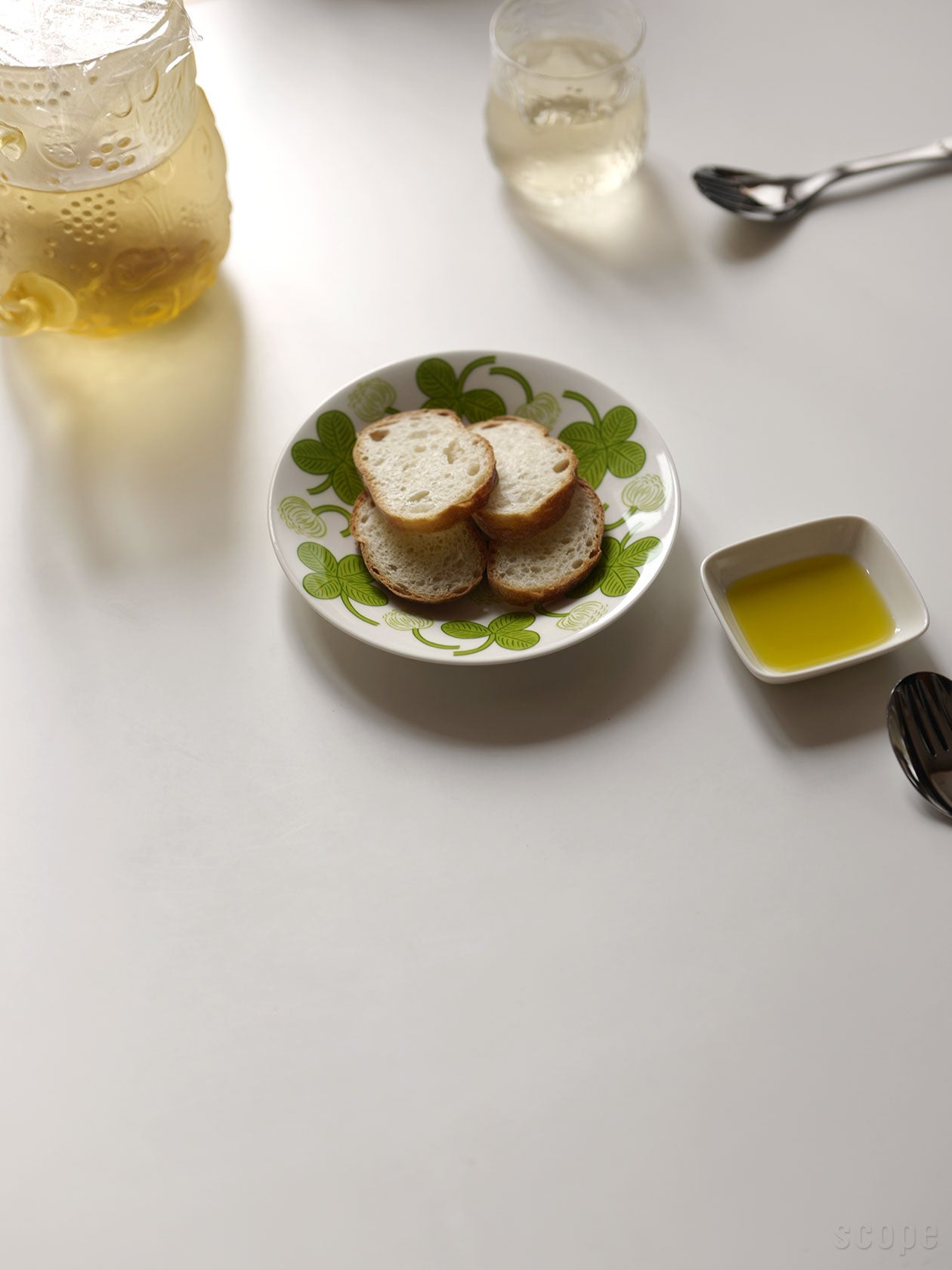 Apilaプレート16.5cmの焼いたバケット。フィンプレートにオリーブオイル。グラスはフルッタ