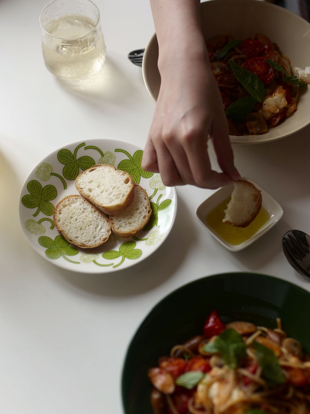 Teemaディーププレート21cmにパスタを盛り付け、二人分のバケットをApila プレート16.5cmにのせて添える