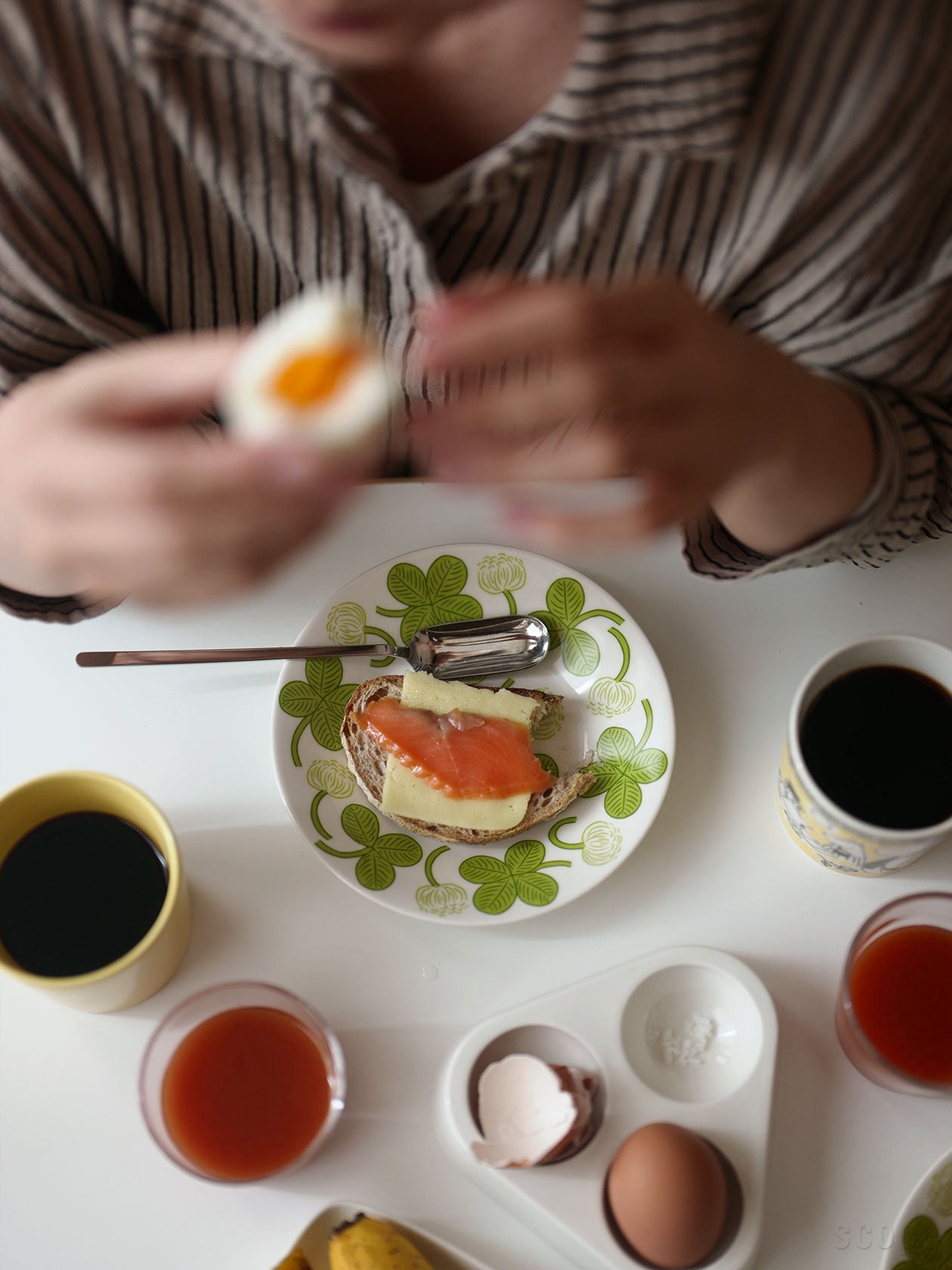 Apilaプレート16.5cmに朝食のオープンサンド、Teemaマグにコーヒー、OVO3にゆで卵、Bellmanウイスキーにトマトジュース