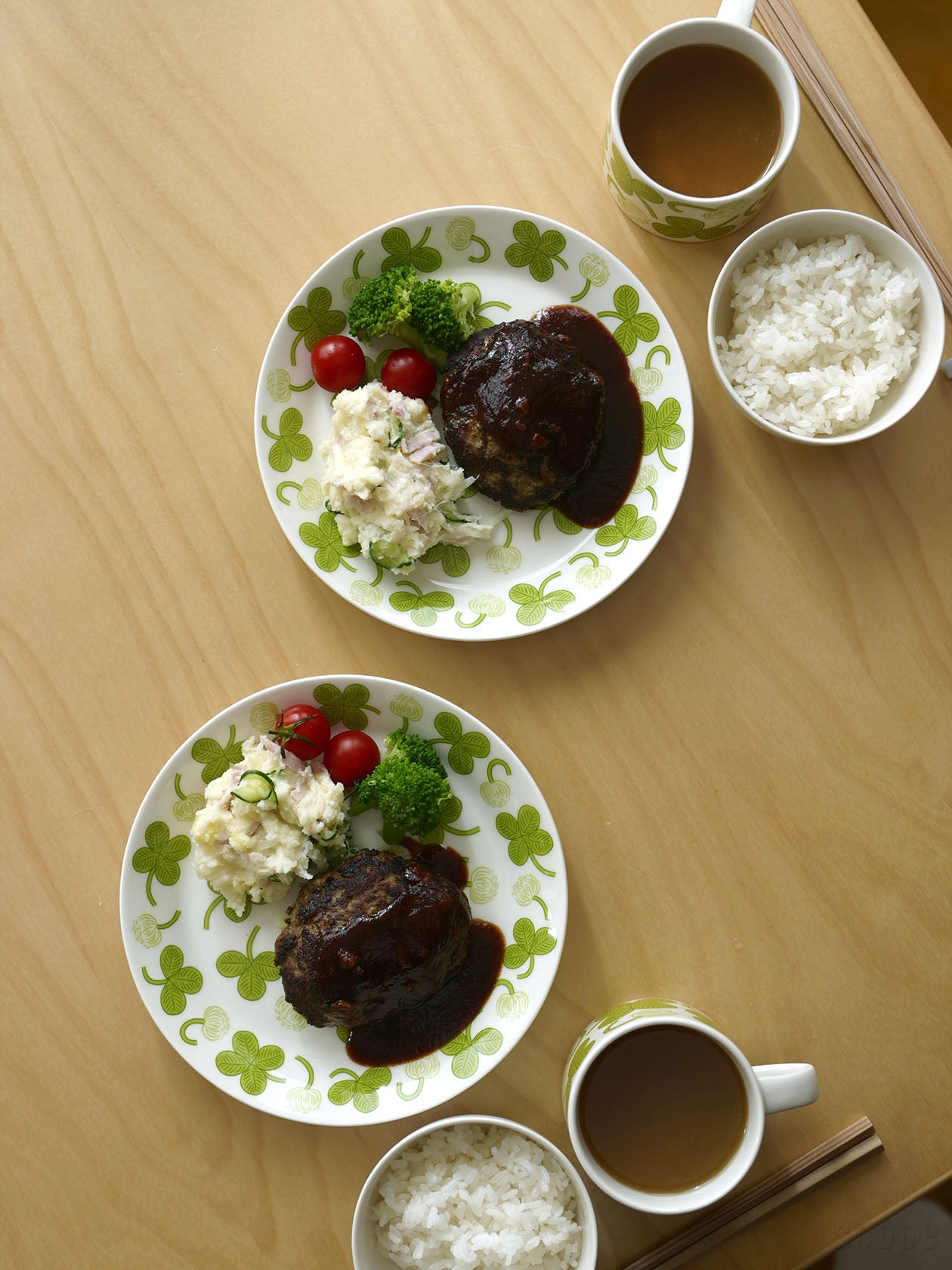 Apila プレート21cmにハンバーグ、Apila ティーカップに味噌汁、アズ茶碗にご飯、日本らしいセットアップ