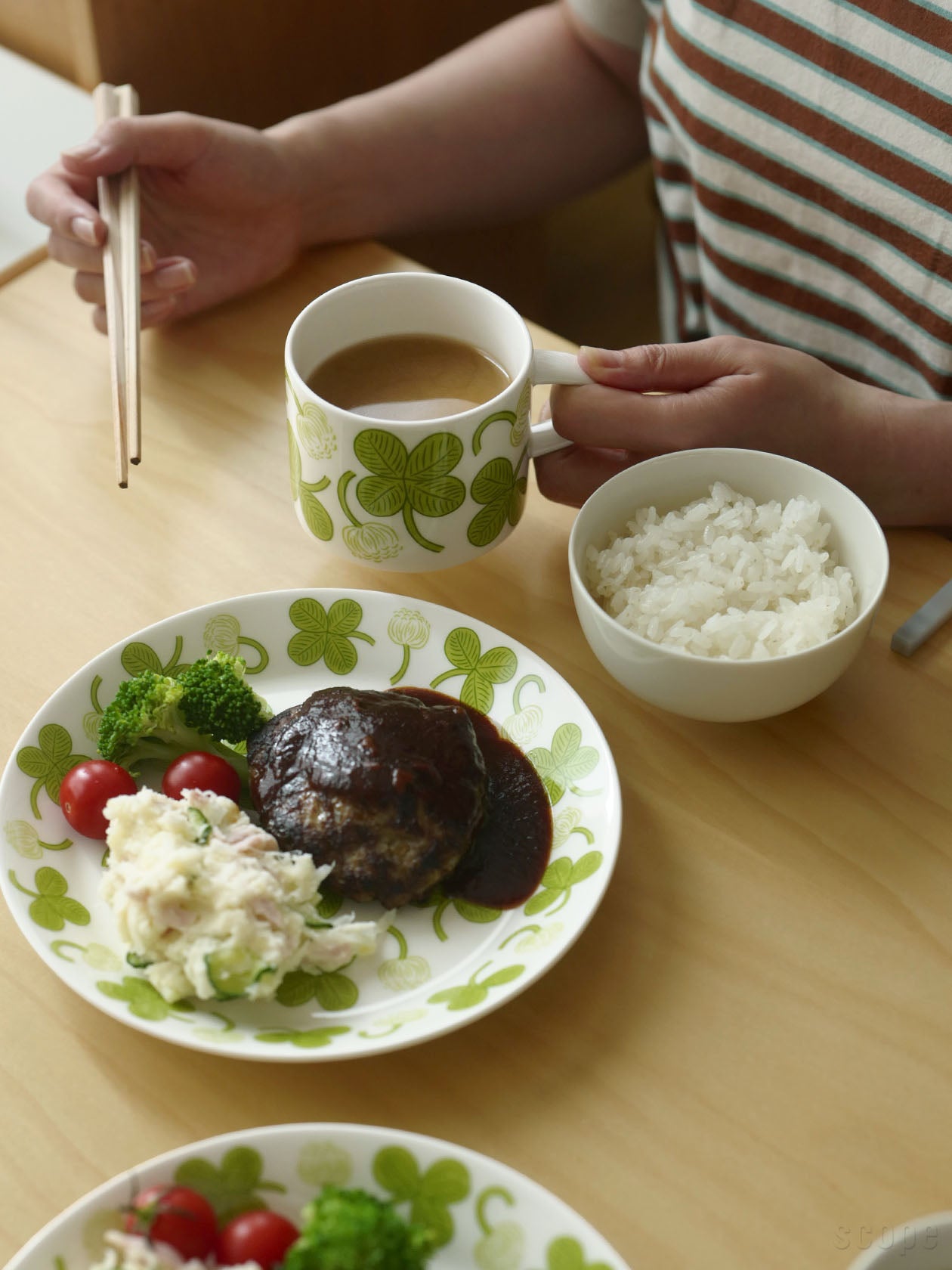 Apila プレート21cmにハンバーグ、Apila ティーカップに味噌汁、アズ茶碗にご飯、日本らしいセットアップ