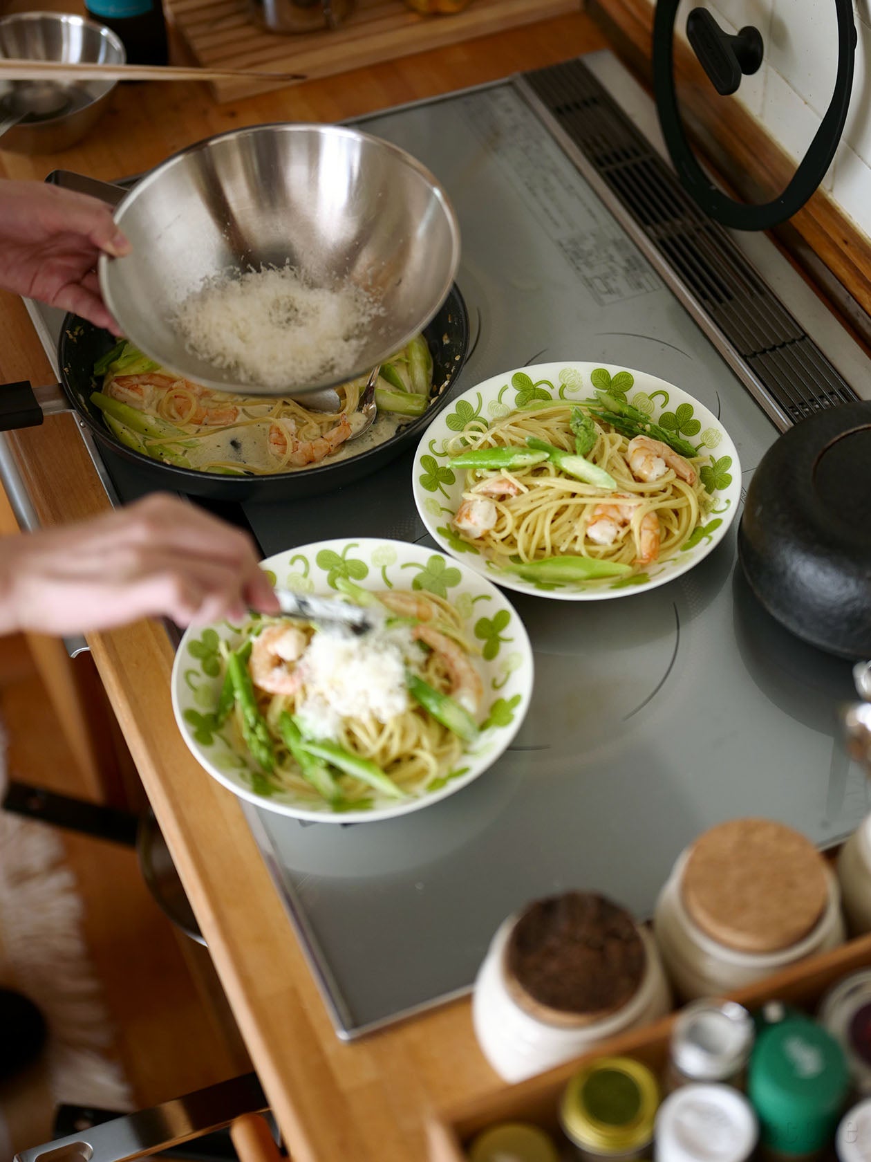 Apila プレート21cmにパスタを盛り付けているところ