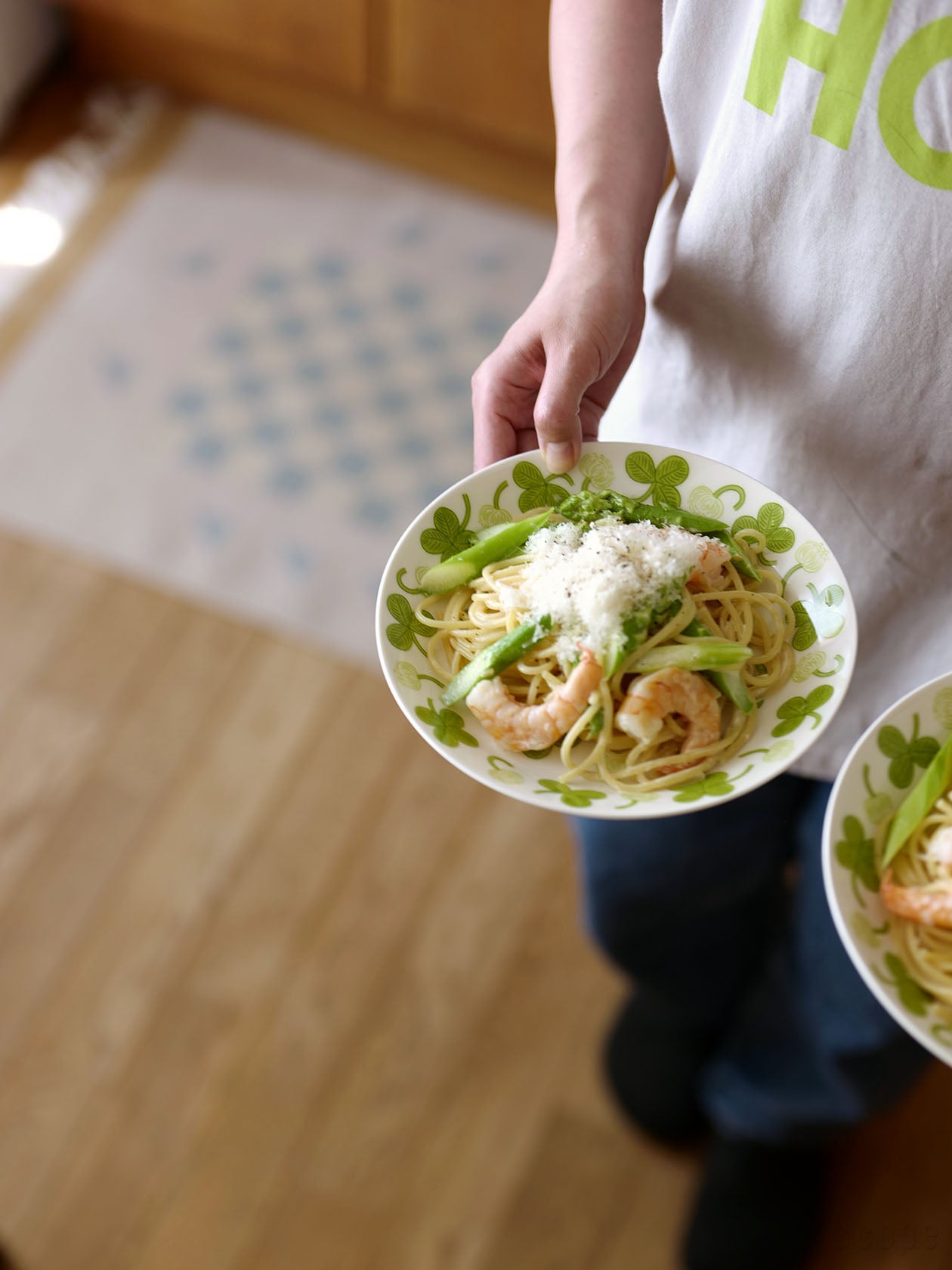 Apila プレート21cmにパスタを盛り付けて運んでいるところ