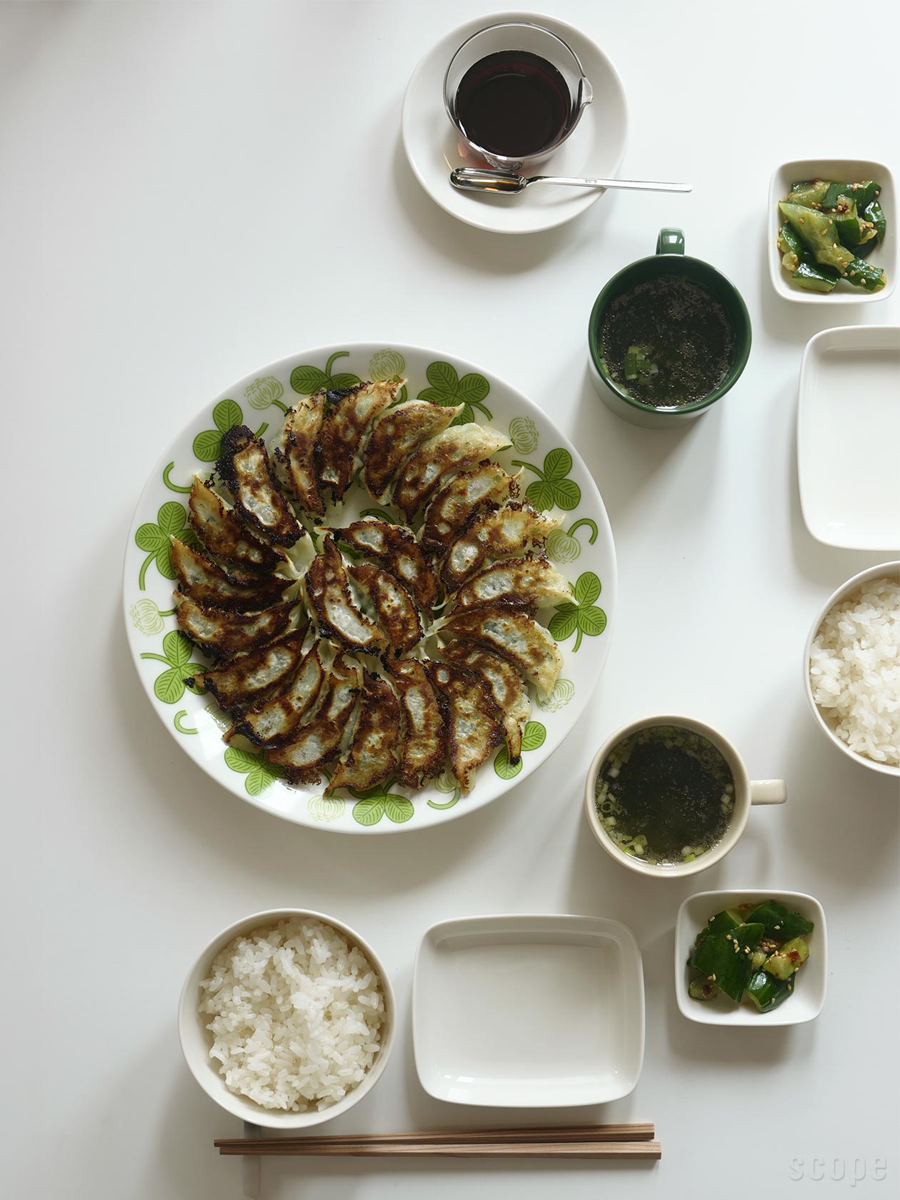 Apilaプレート26cmに餃子、アズ茶碗にご飯、タレ皿はFinプレート、スープはTeemaティーカップの食卓