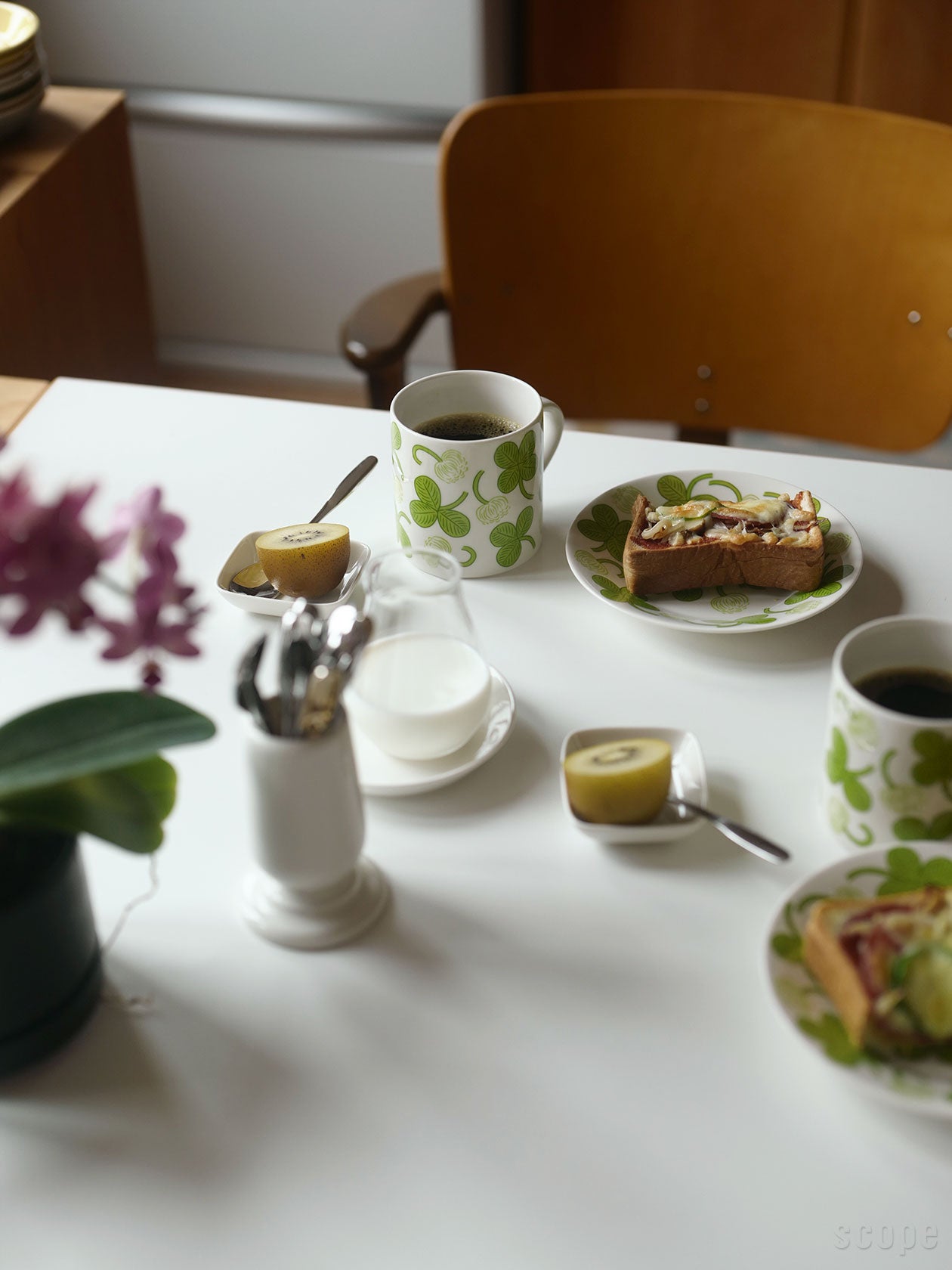 Apilaマグにコーヒー、プレート16.5cmにピザトーストの朝食