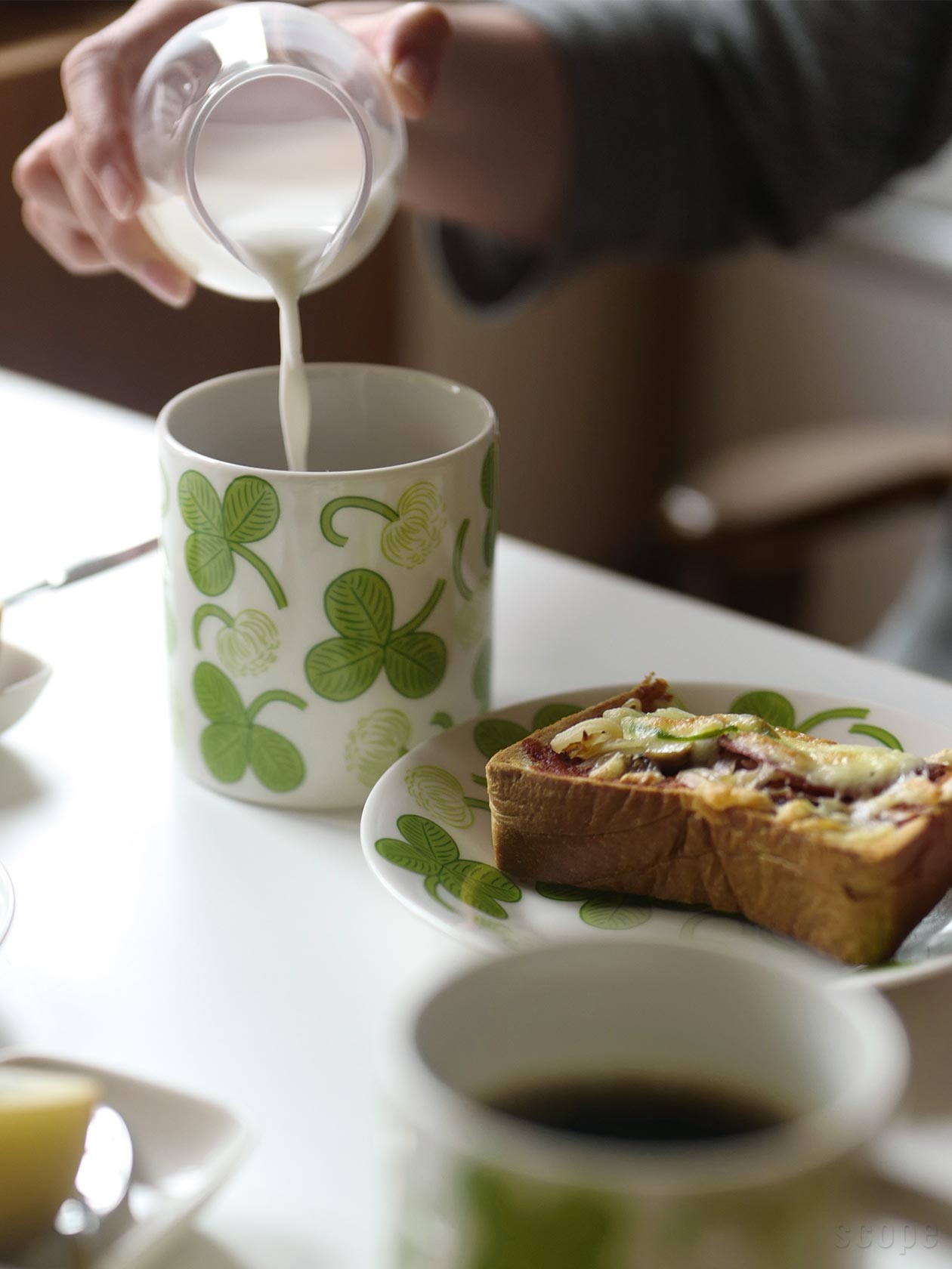 Apilaマグに注いだコーヒーへ、Bellmanミルクジャグで牛乳を注いでいるところ