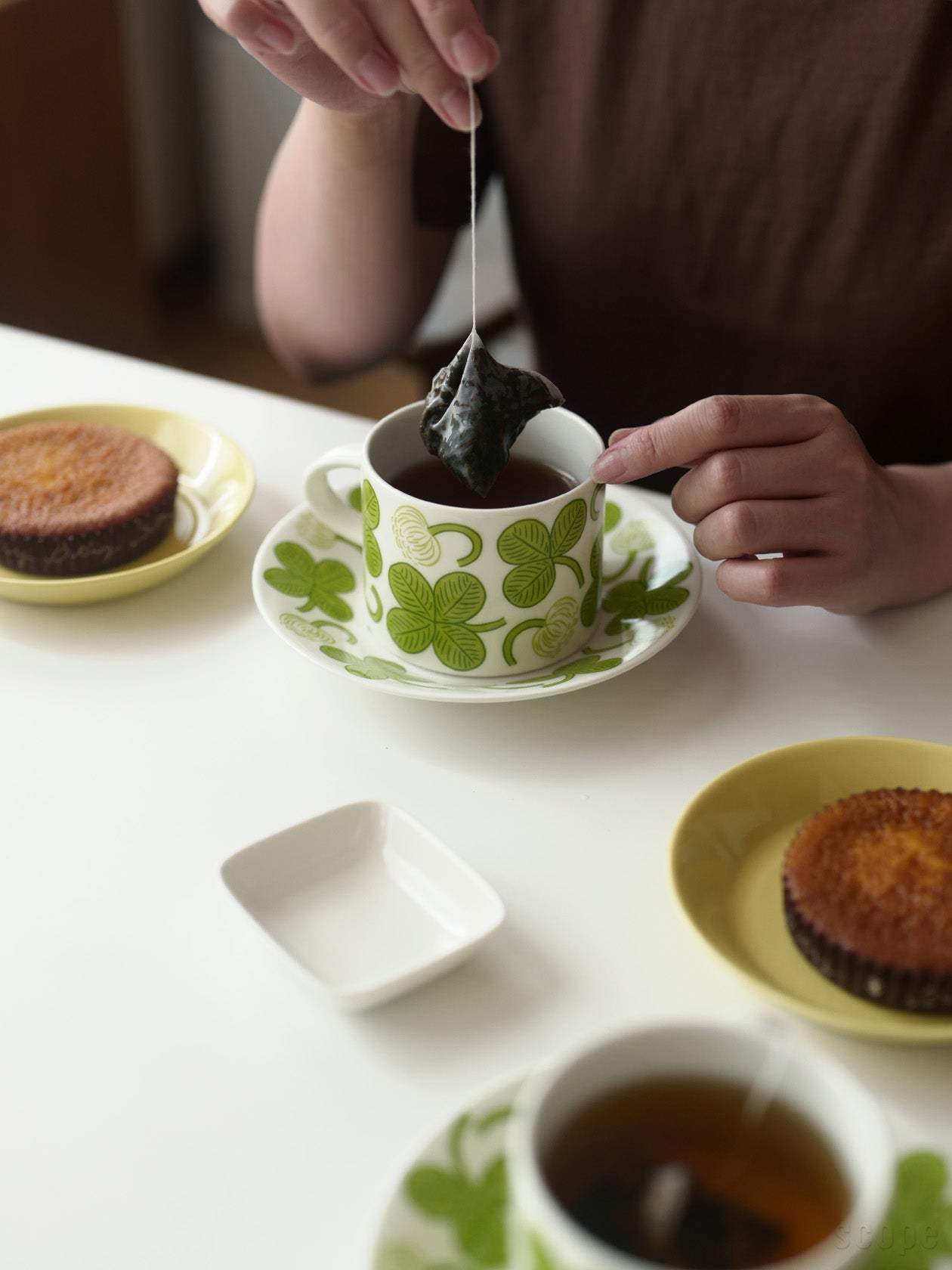 Apila ティーカップ＆プレート16.5cmでカップ＆ソーサー使い、Teemaプレート15cmイエローをお菓子用に添えている
