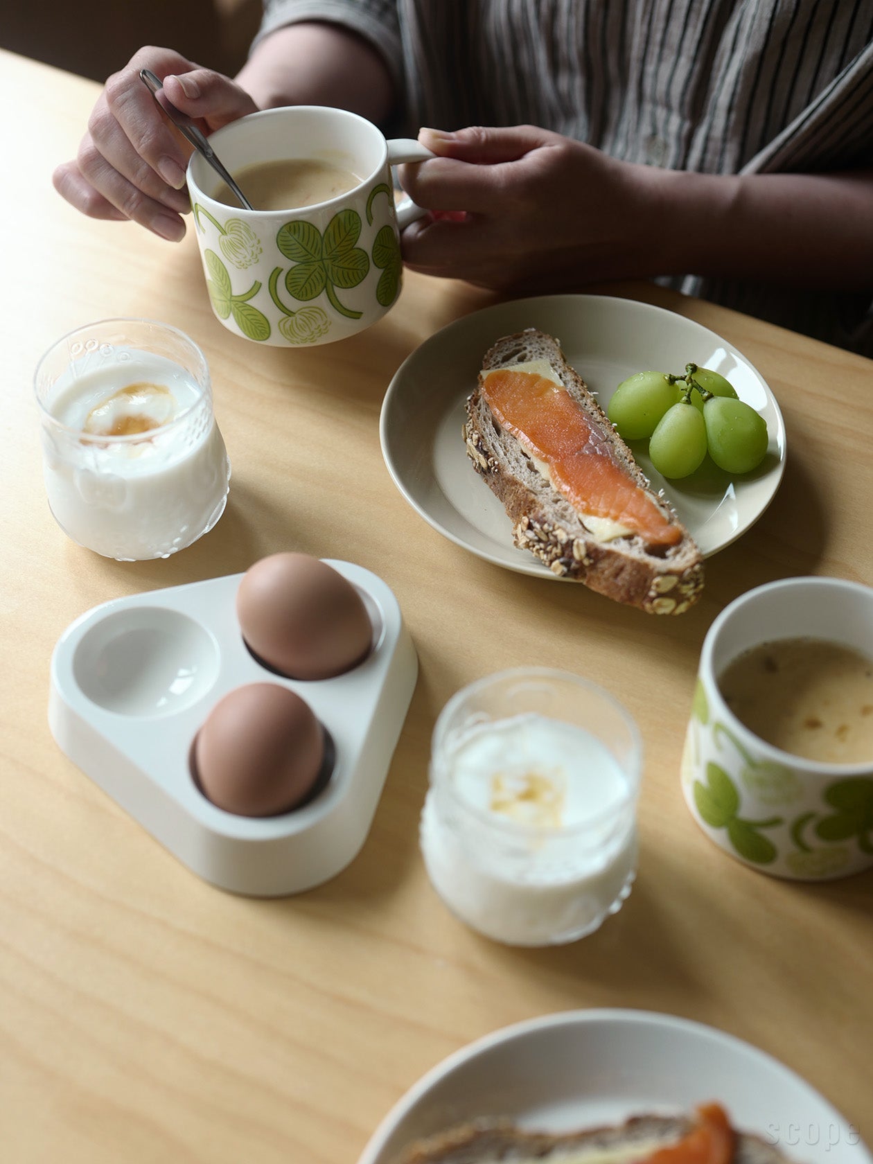 Apilaティーカップを単独でスープカップとして使い、Teemaプレート17cmリネン、Fruttaタンブラー、OVO3を一緒に使っている朝食