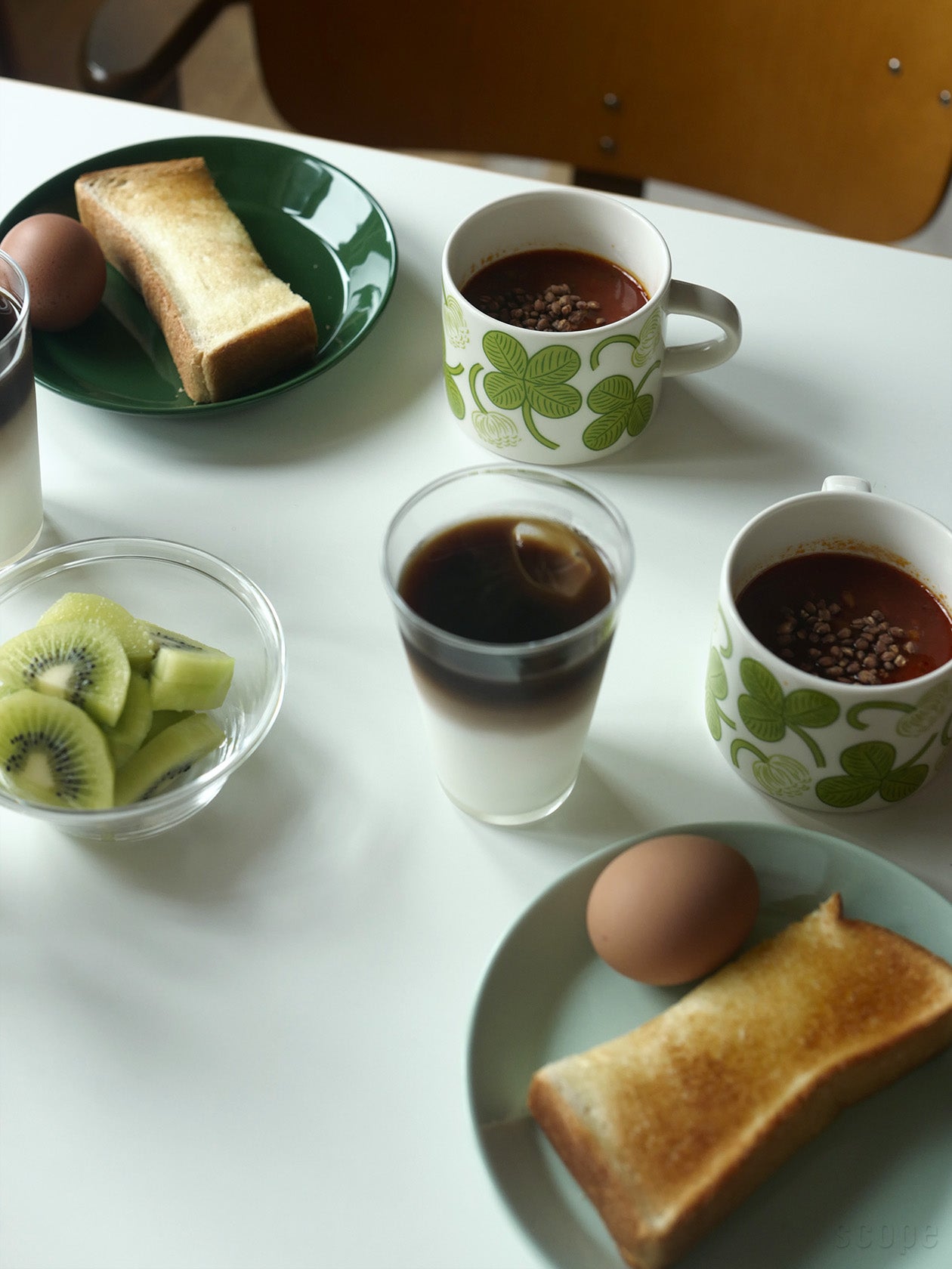 Apilaティーカップを単独でスープカップとして使い、Teemaプレート17cmハンターグリーンとセージグリーン、Bellmanビアグラス、ボウルSを一緒に使っている朝食