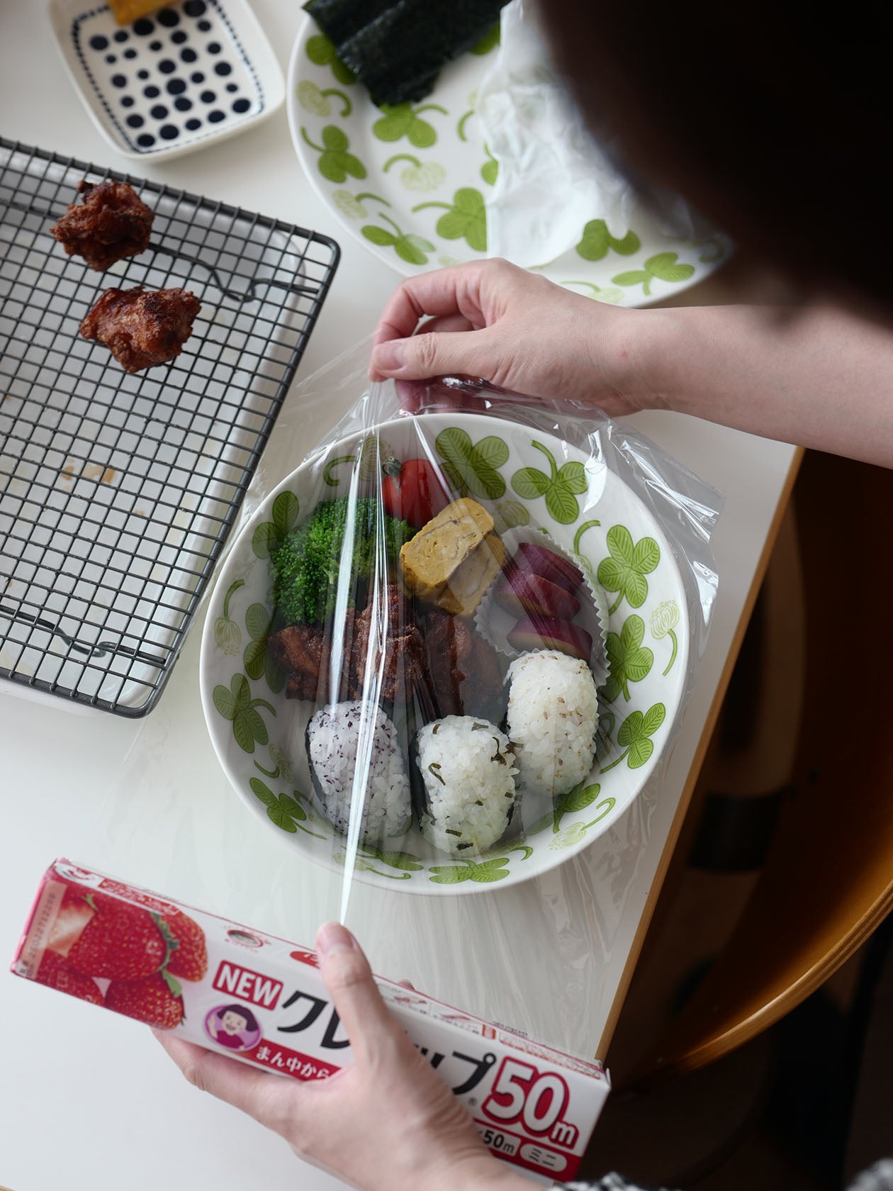 Apilaオーバルボウル23cmにおにぎり、卵焼き、から揚げなどを盛り付けたお弁当