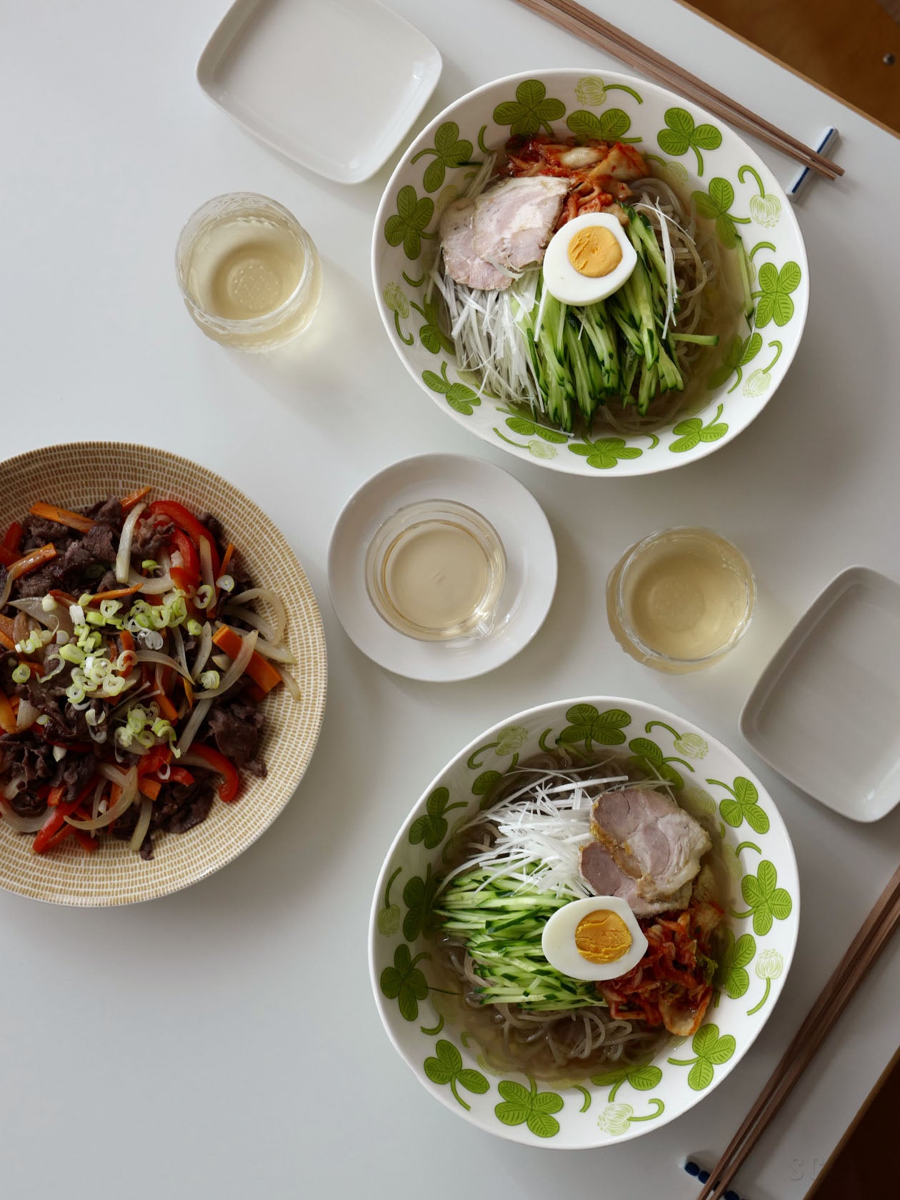 Apilaオーバルボウル23cmに冷麺、24h Avecディーププレート24cmにプルコギ、韓国料理の食卓