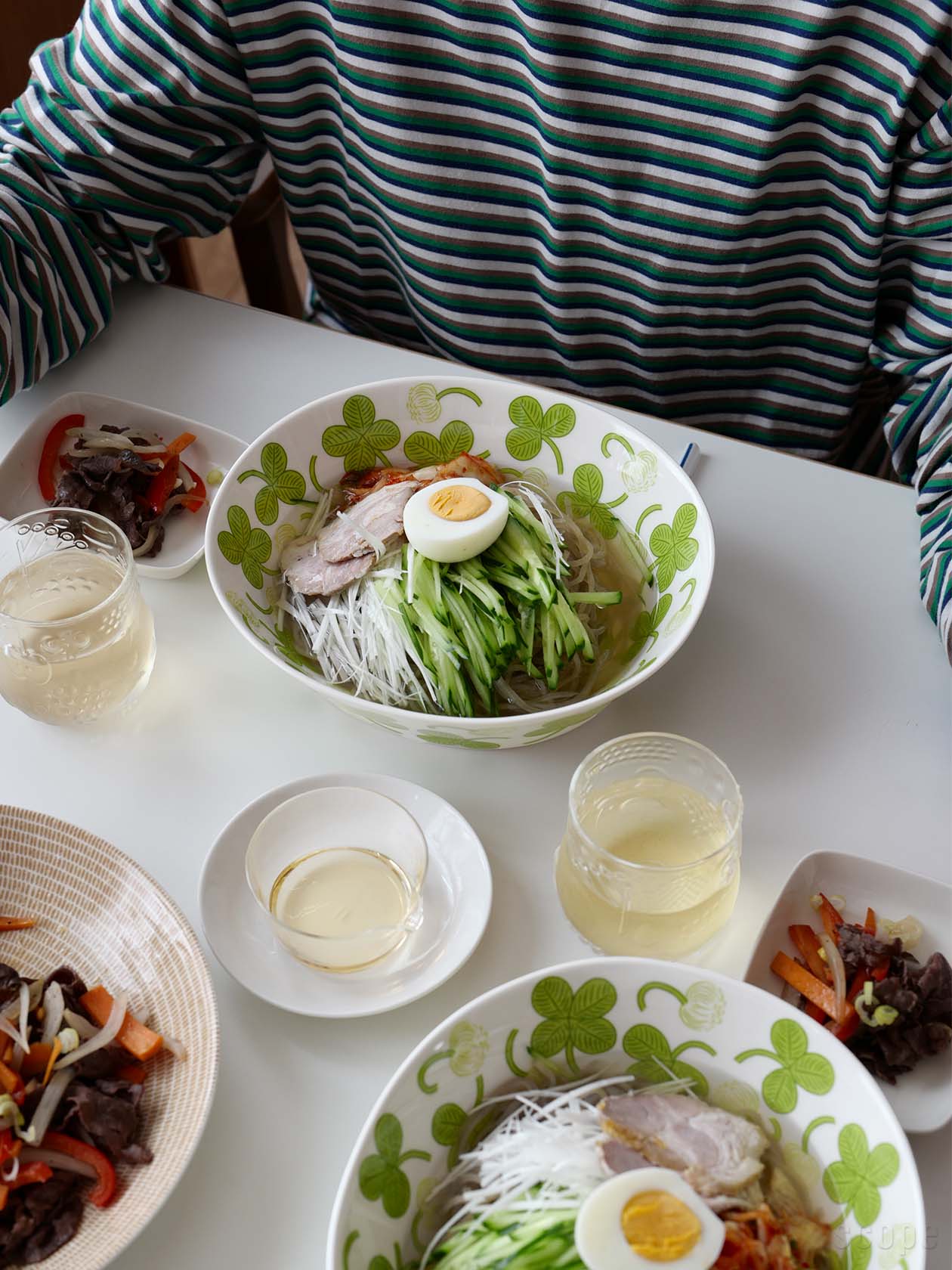 Apilaオーバルボウル23cmに冷麺、24h Avecディーププレート24cmにプルコギ、グラスはFrutta、Finプレートは取り皿