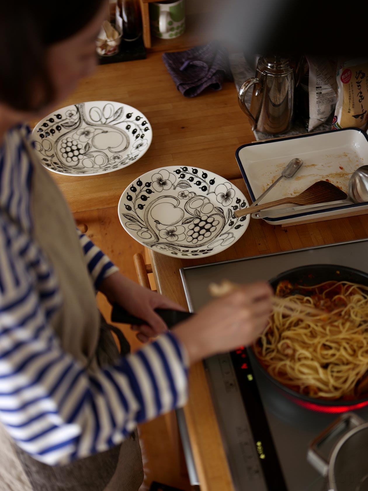 パスタを盛り付ける前のParatiisi オーバルプレート25cm