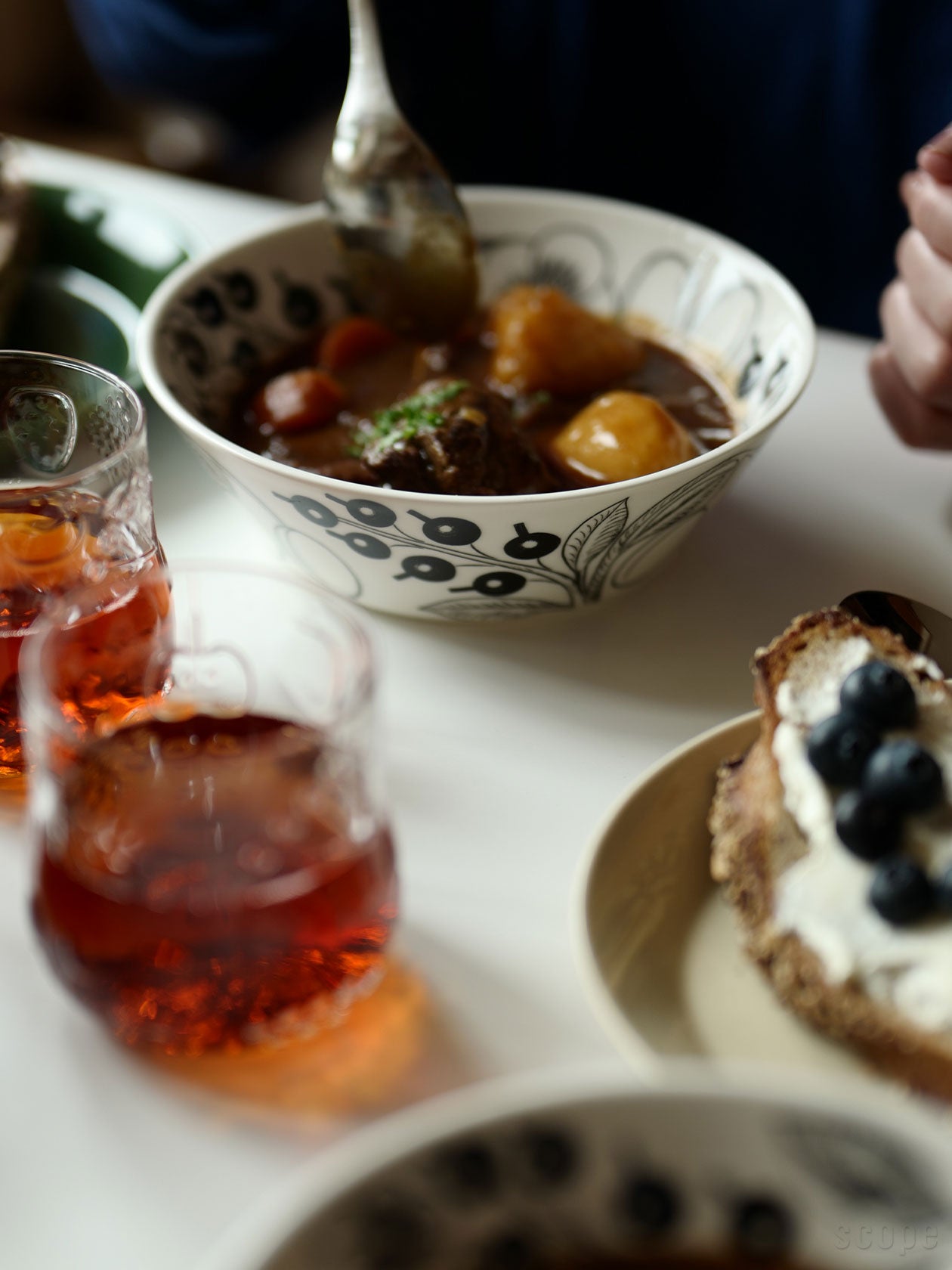 Paratiisi ボウル17cmのビーフシチューを食べているところ