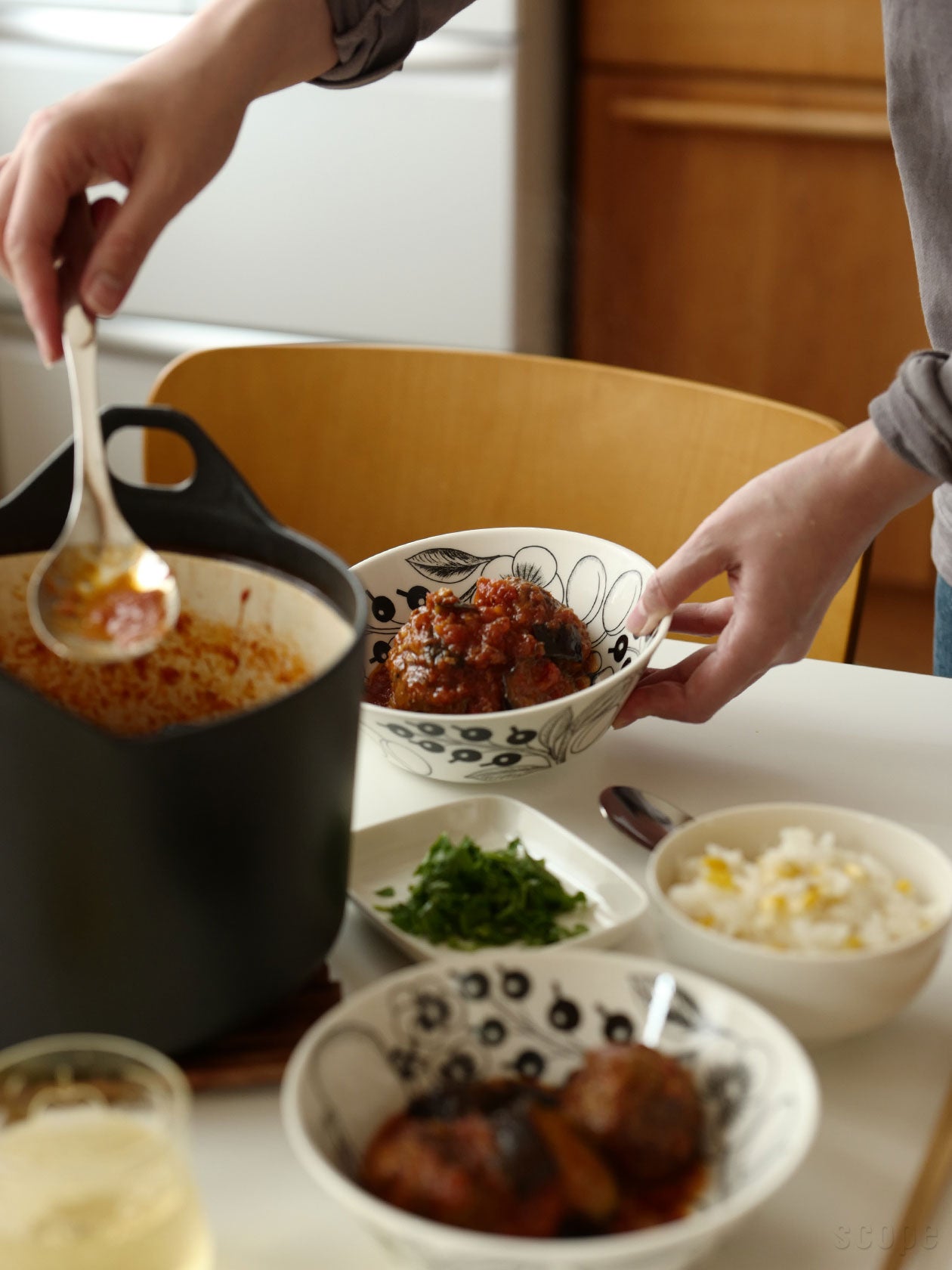 Paratiisi ボウル17cmにトルコ風肉だんごのトマト煮込み、アズ茶碗 小にトウモロコシご飯を入れてテーブルに並べたところ