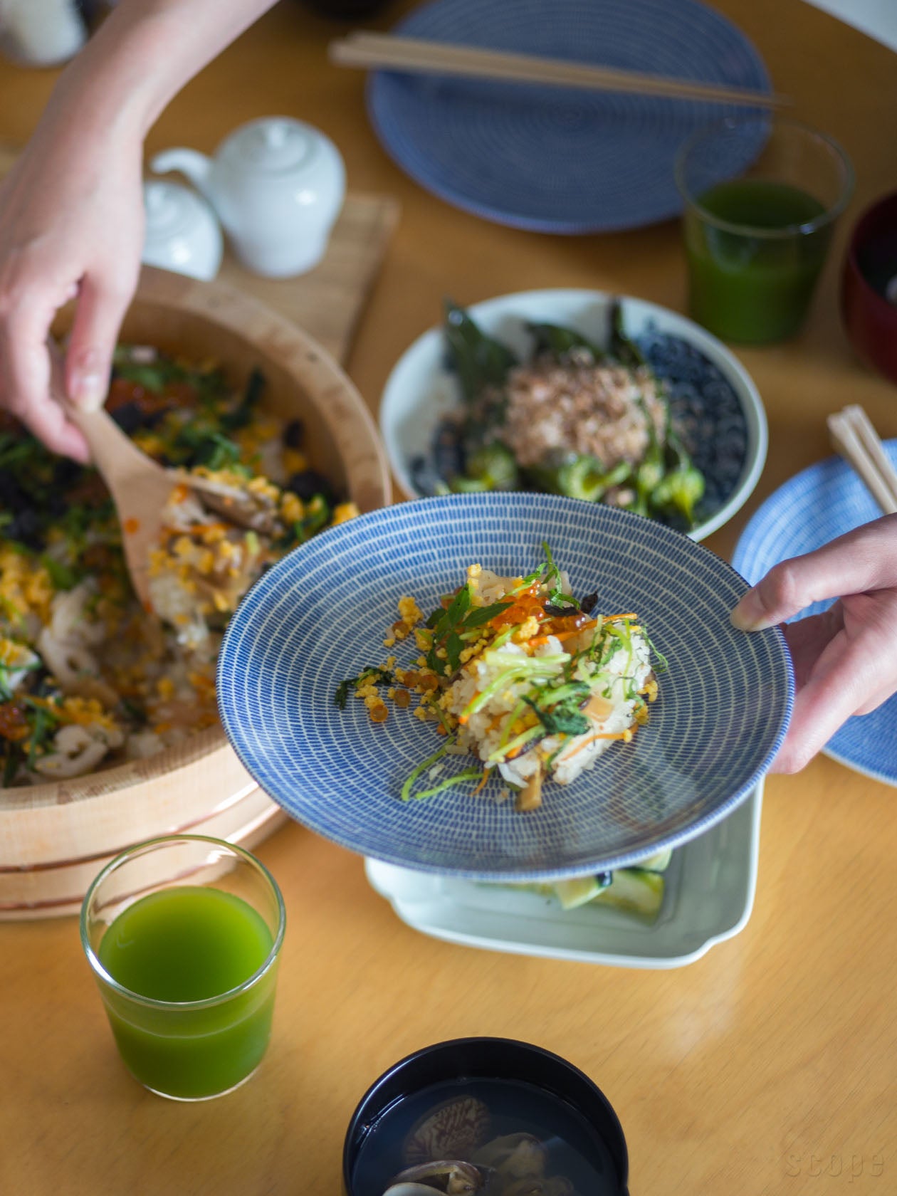 ちらし寿司を盛り付けた24h Avec プレート20cm