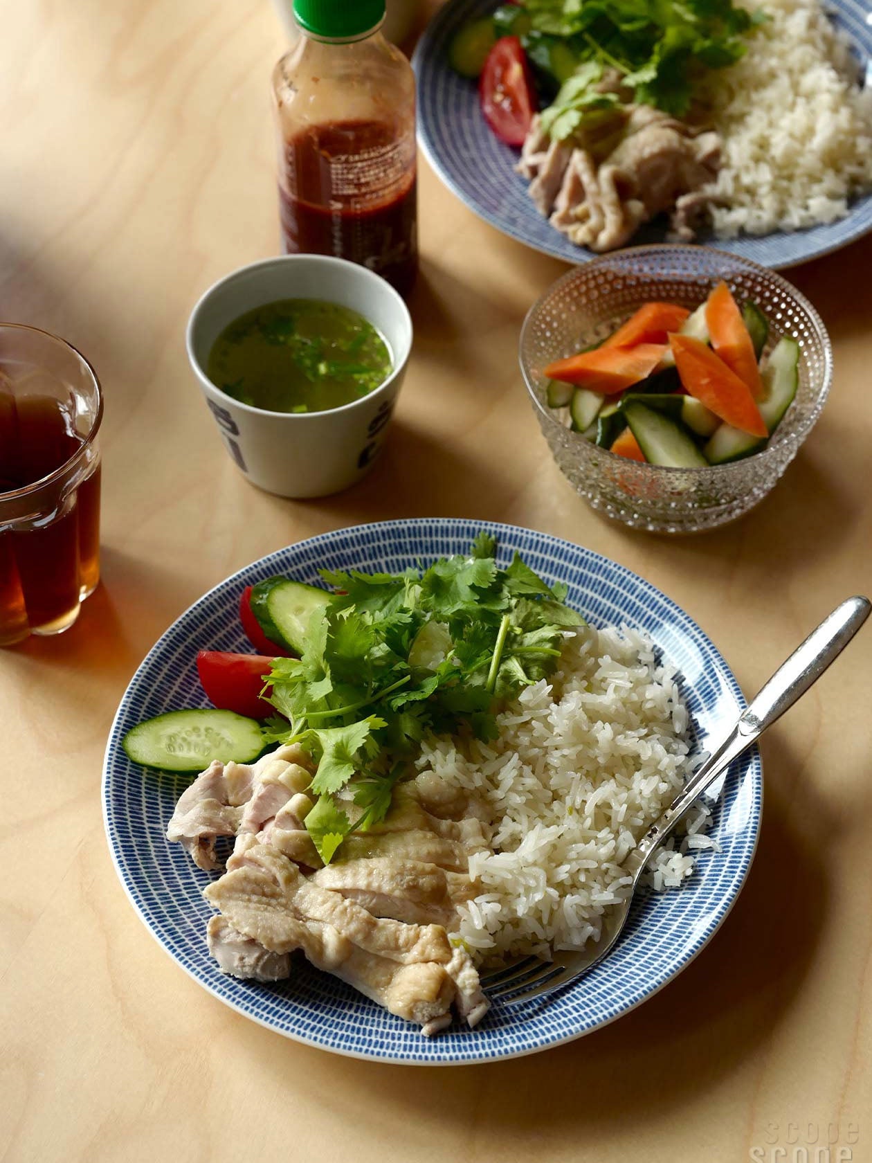 アジア料理を盛り付けた24h Avec プレート20cm