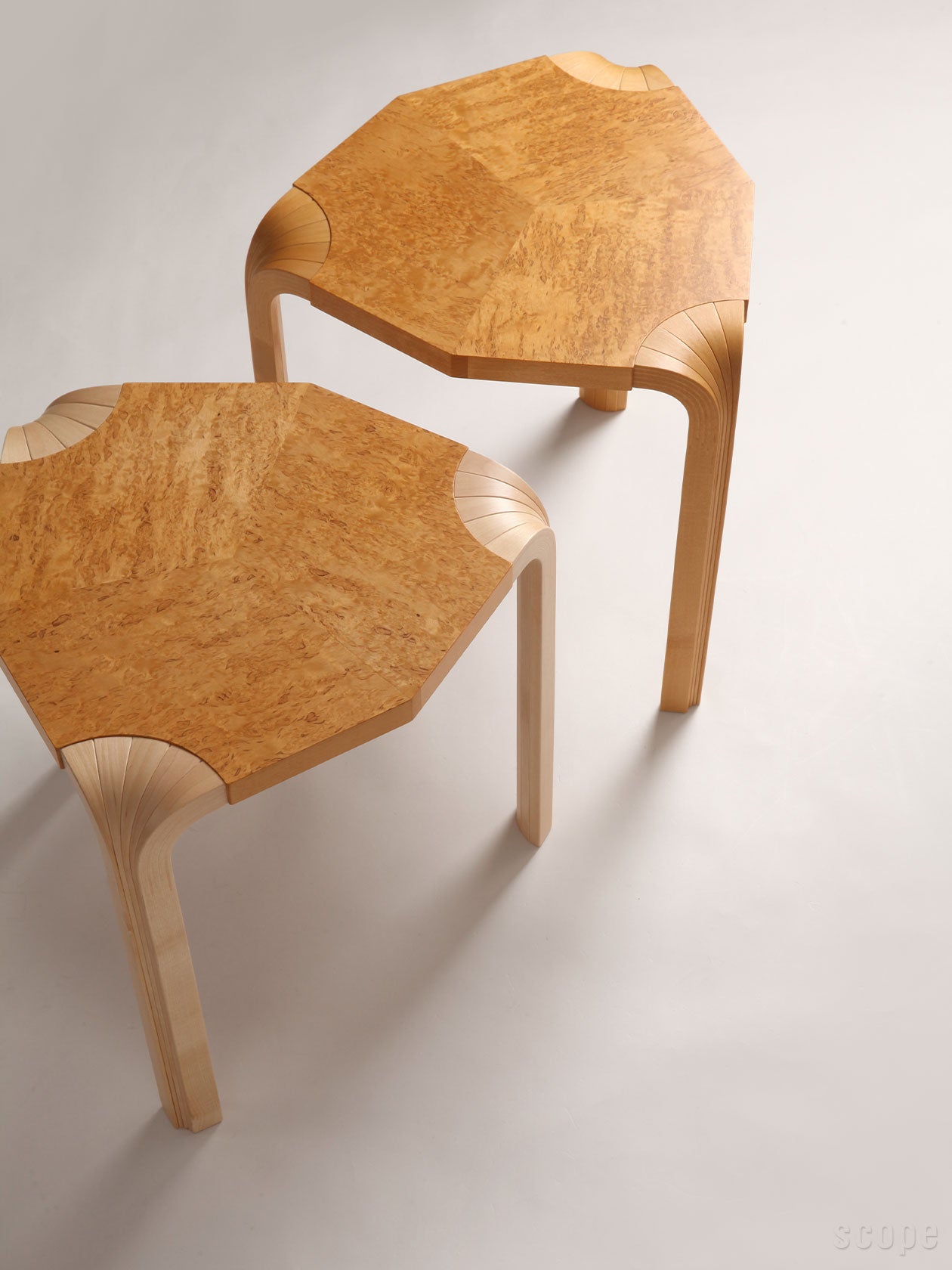 Artek Stool X602を2脚置いた様子