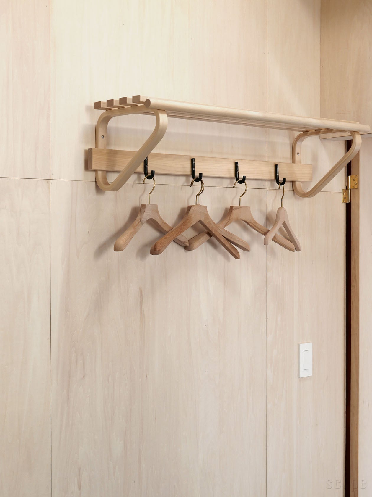 ハンガーが掛かったコートラック109C