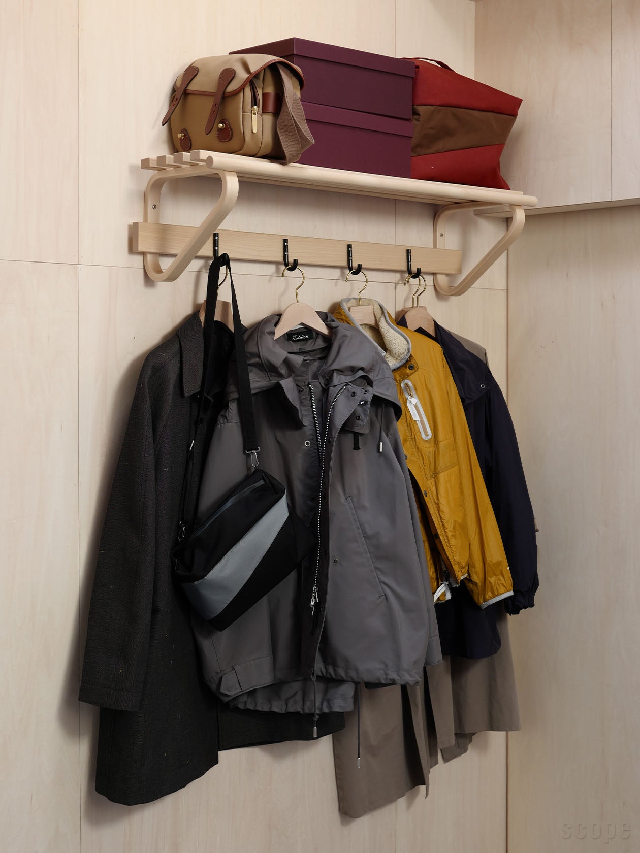 服が掛かったコートラック109C