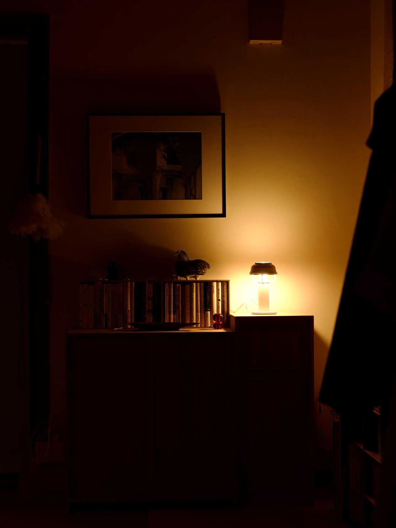 棚の上に置かれたテーブルライト
